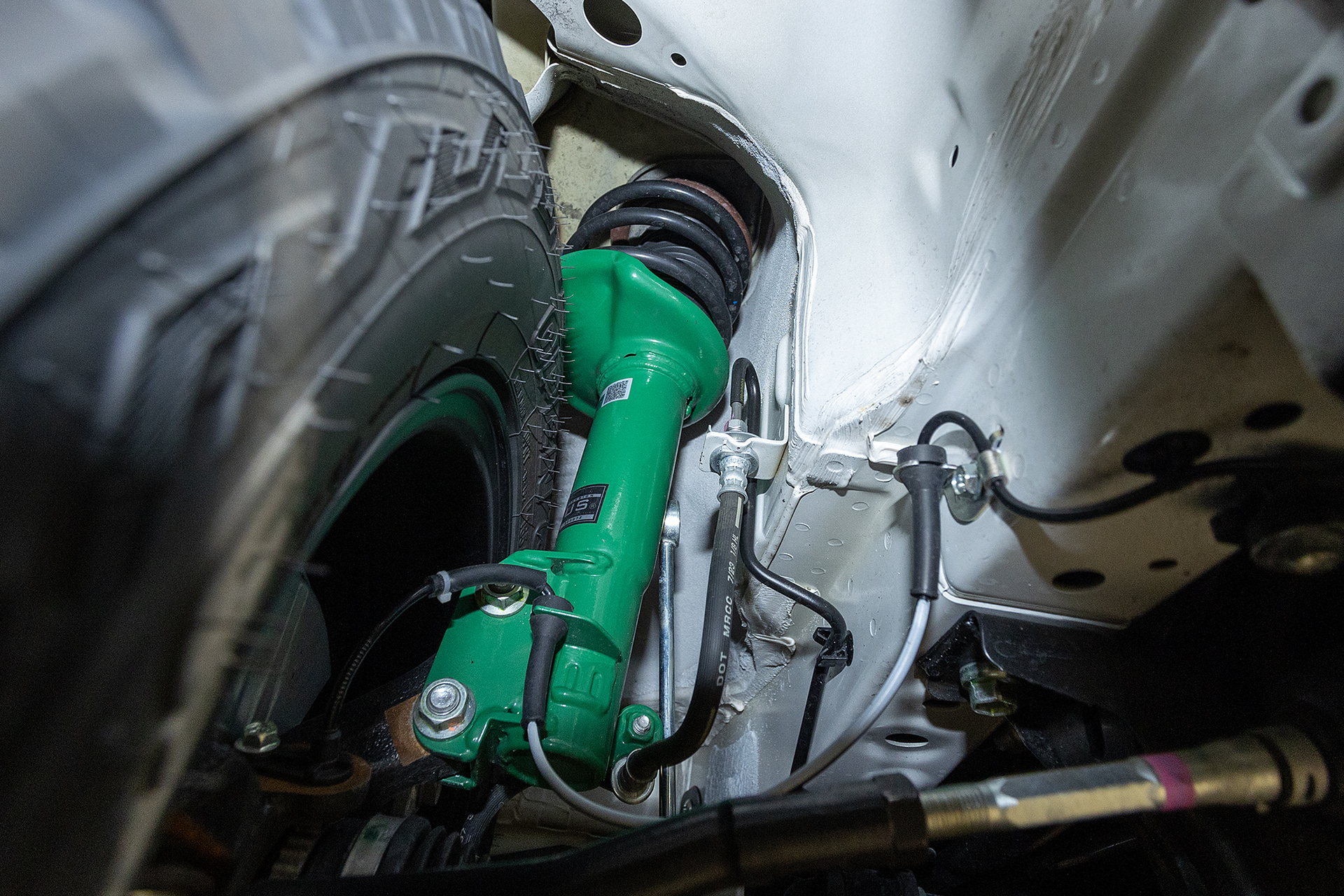 スポーツサスペンションメーカーのテインに製作依頼しているフロントショック。ストラット形状でスプリングシート位置変更やロッドのストロークを変更しているという凝ったもの。リヤはエアサス