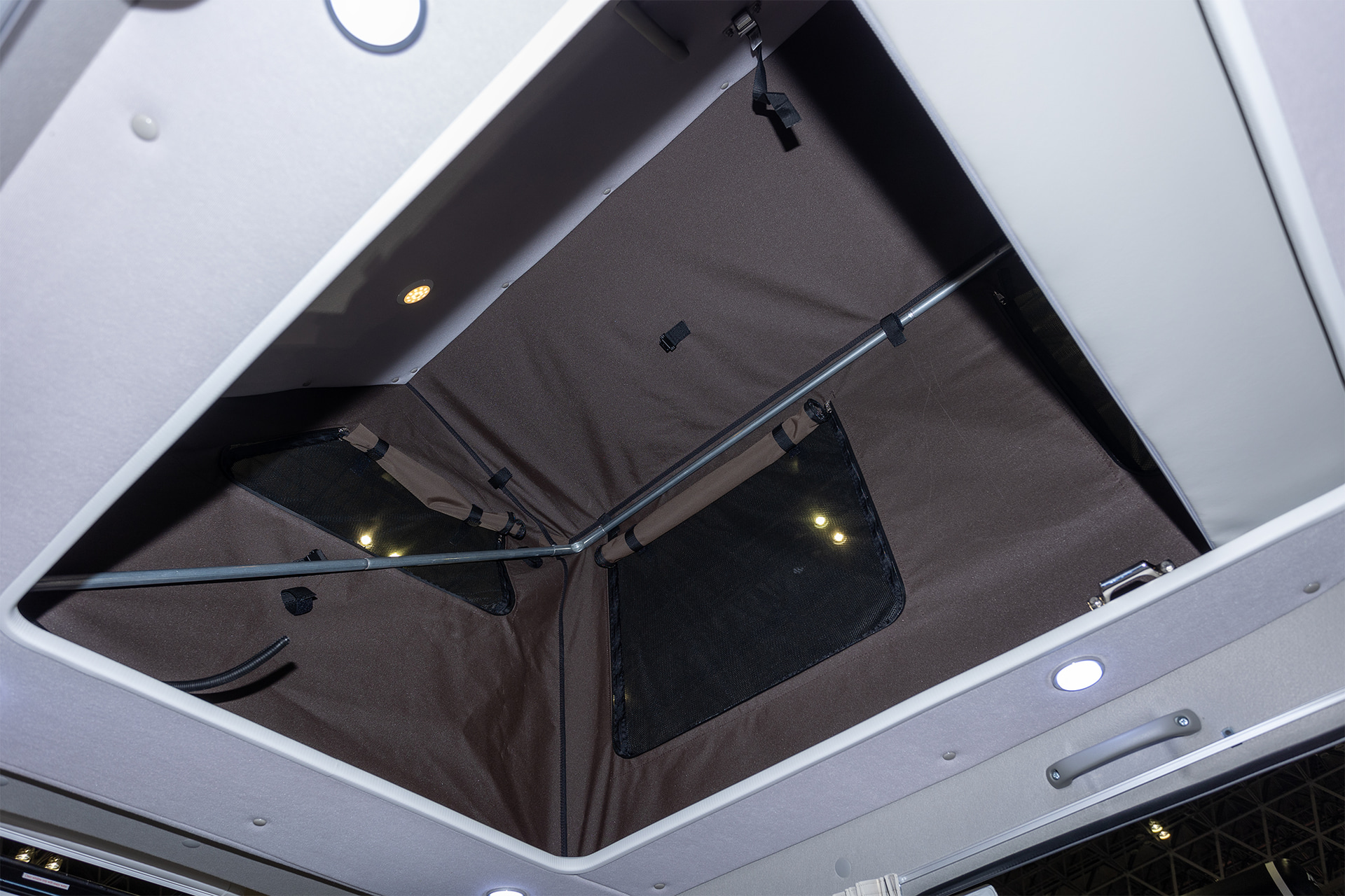 横開き式のポップアップルーフ付き。ポップアップしたスペースに寝られるだけでなく、ルーフを上げると室内でかがむことなく立つこともできる