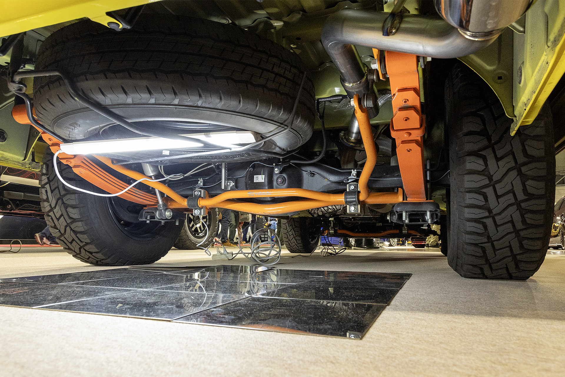 ハイエースの乗り心地を改善する足まわりパーツ。オリジナル減衰力設定のショックアブソーバーはカヤバにオーダーしている。そのほかリヤの突き上げを改善するオプティマリーフスプリングなども装着