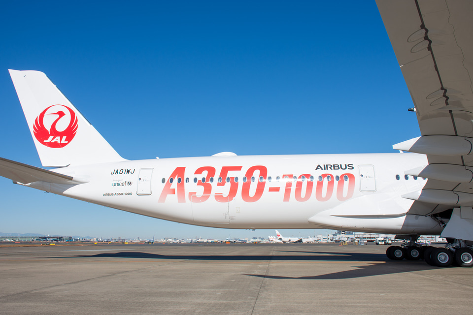 JALの新型機A350-1000、初号機に赤いロゴ施す - トラベル Watch