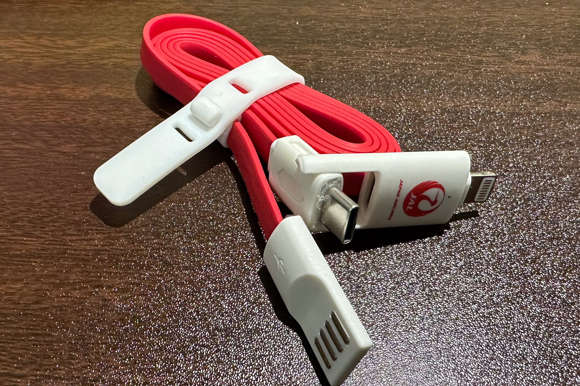 充電ケーブルはUSB Type-C/Lightningのコンボコネクタ