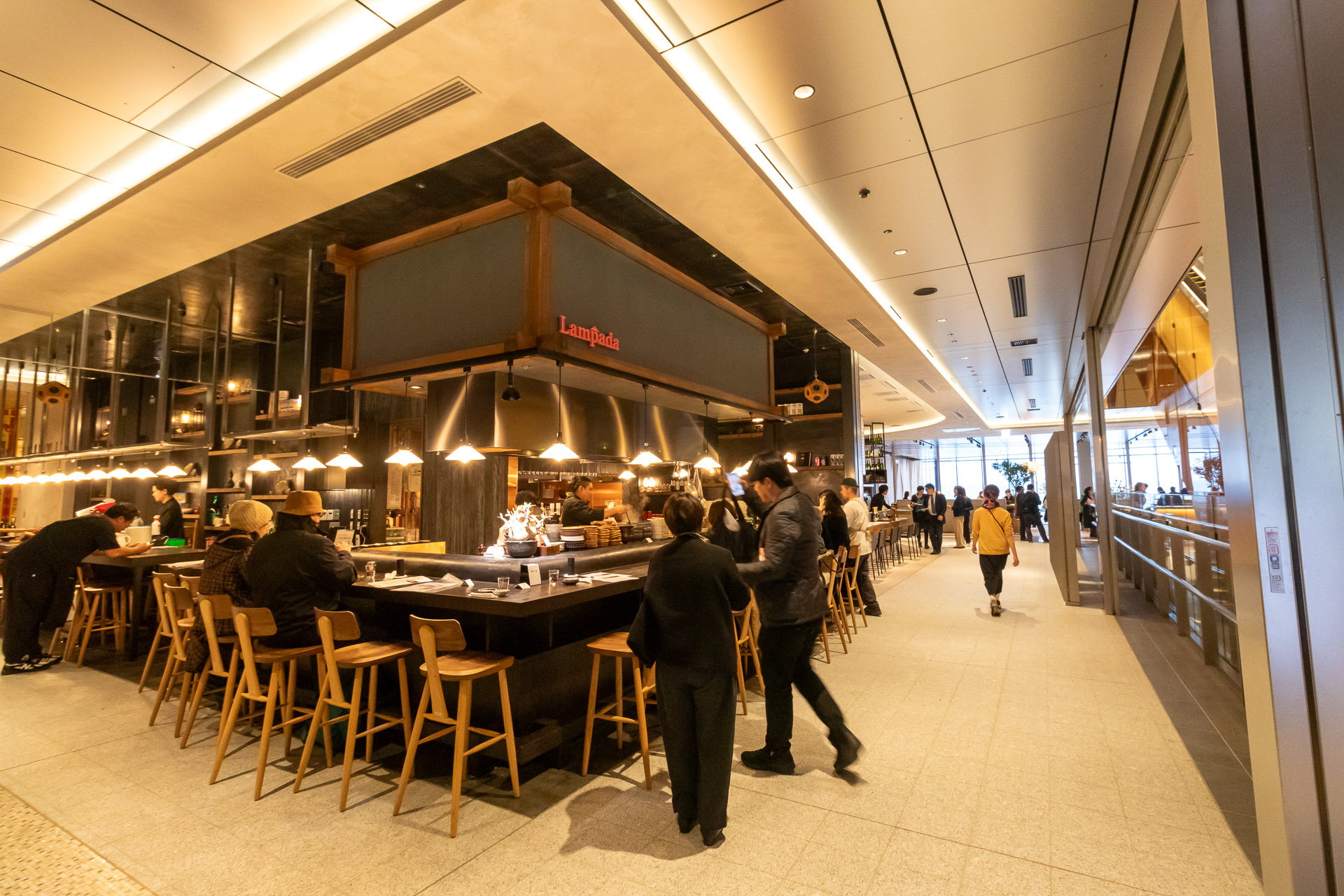 エスカレーター周辺はオープンタイプの店が多い