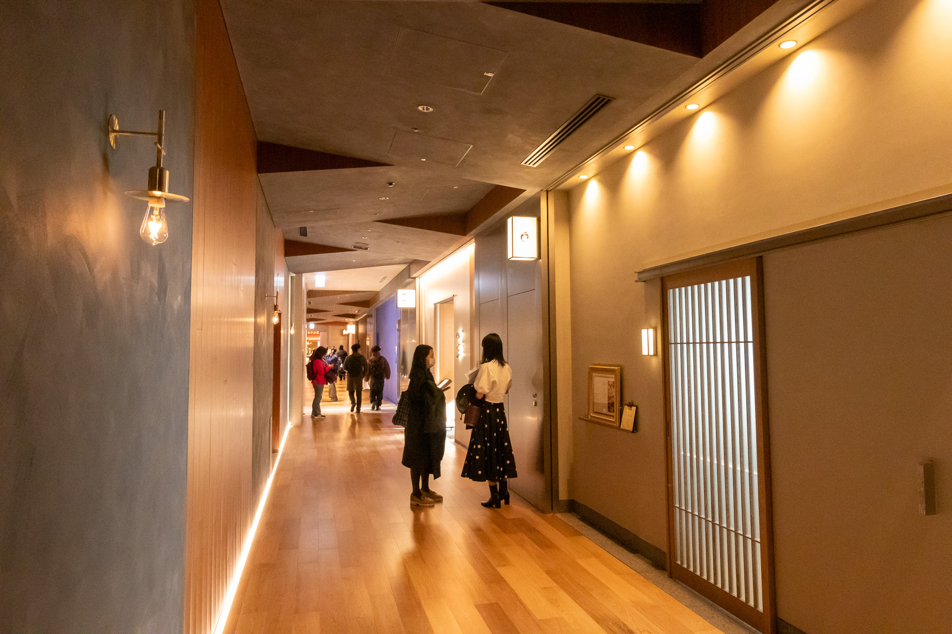 隠れ家的な店も入居している