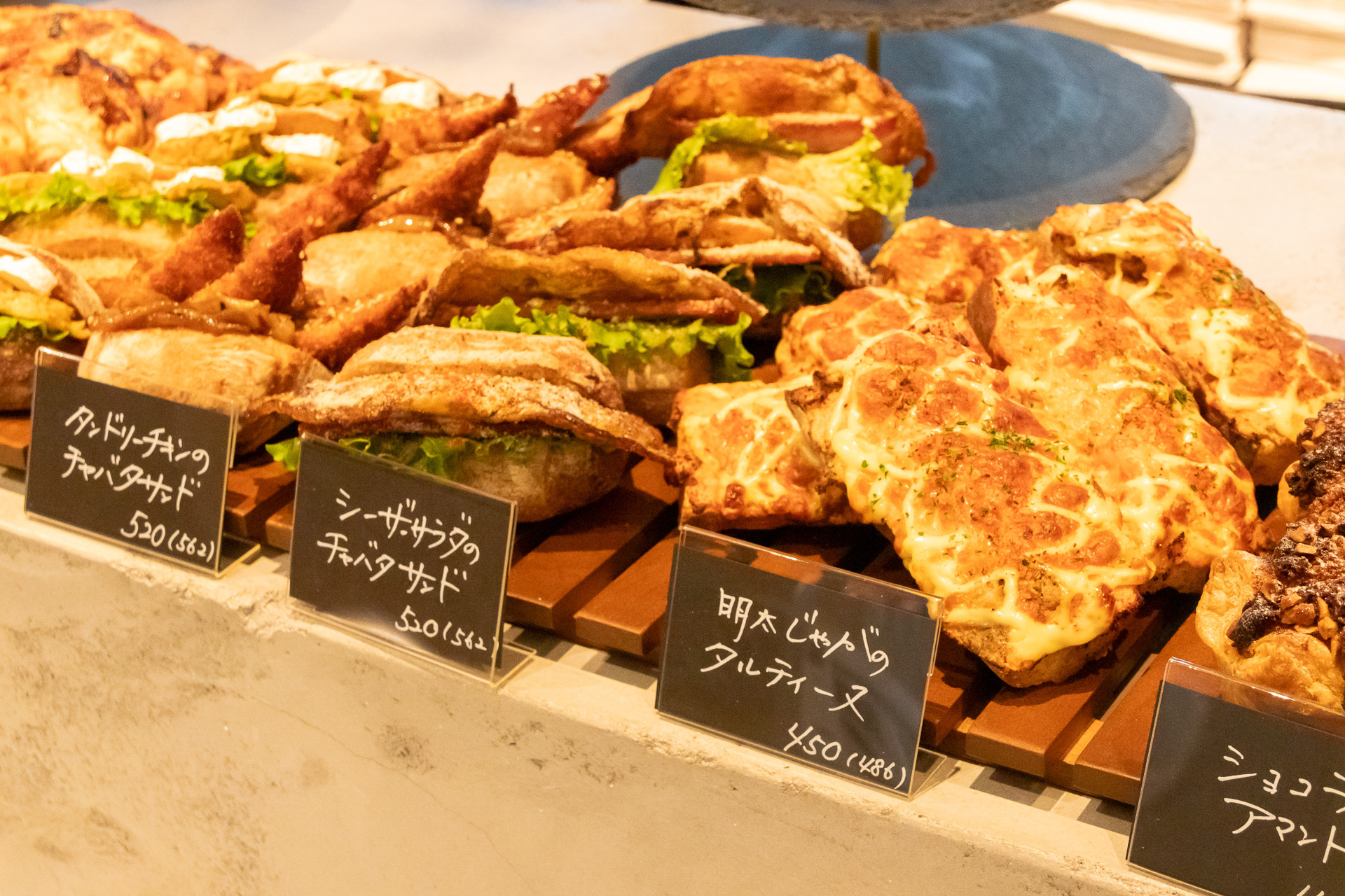 中目黒の人気パン屋である「flour+water」の姉妹店で、種類豊富なパンがウリで夜はイタリアンレストランとして営業する。夜の看板メニューは「牛フィレ肉とフォアグラのロッシーニ」