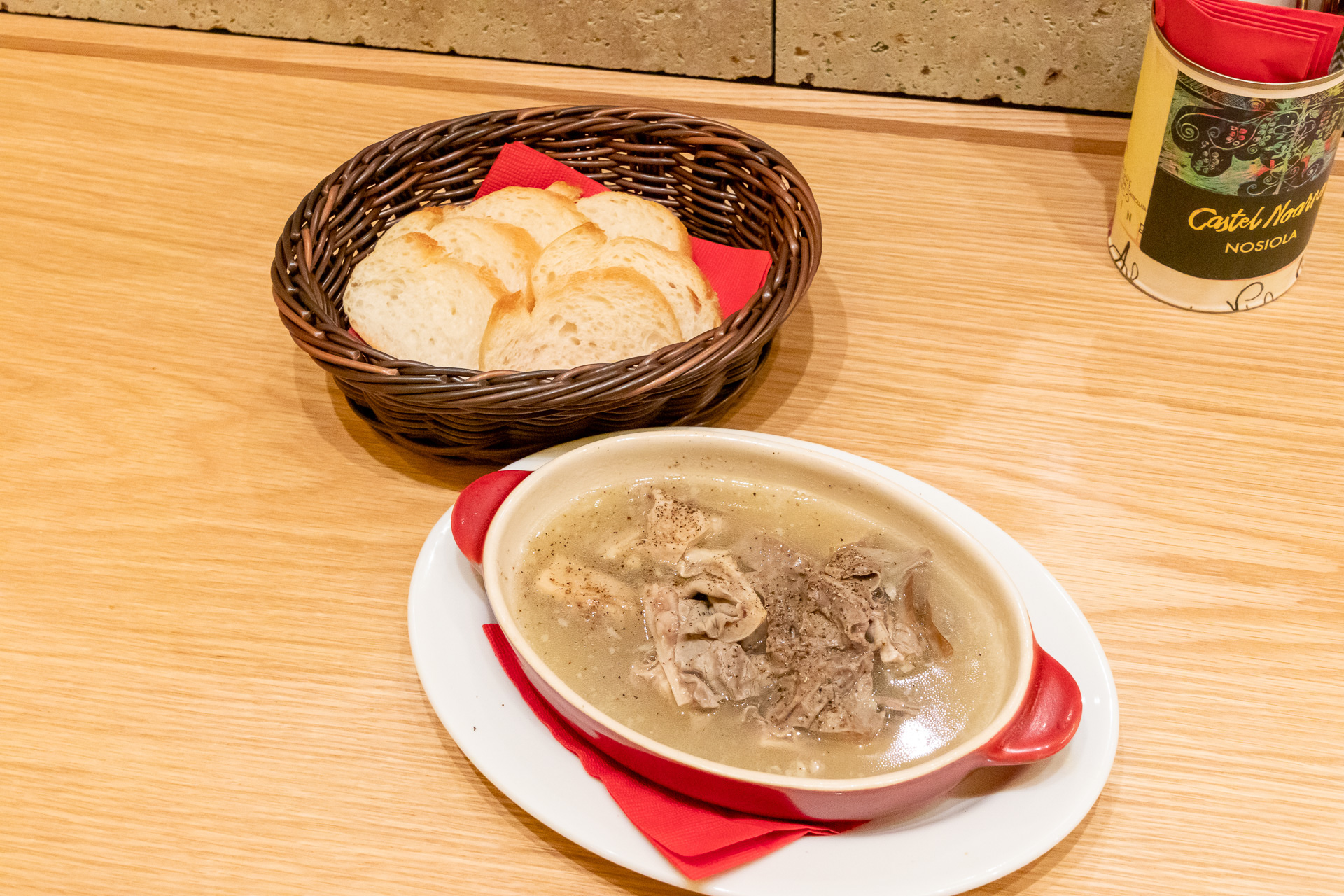 「Bistro CentGrammes Charbon」は各国の肉料理やモツ料理を提供するガッツリ系のビストロ。写真は牛の4番目の胃を煮込んだ「ランプレドット」