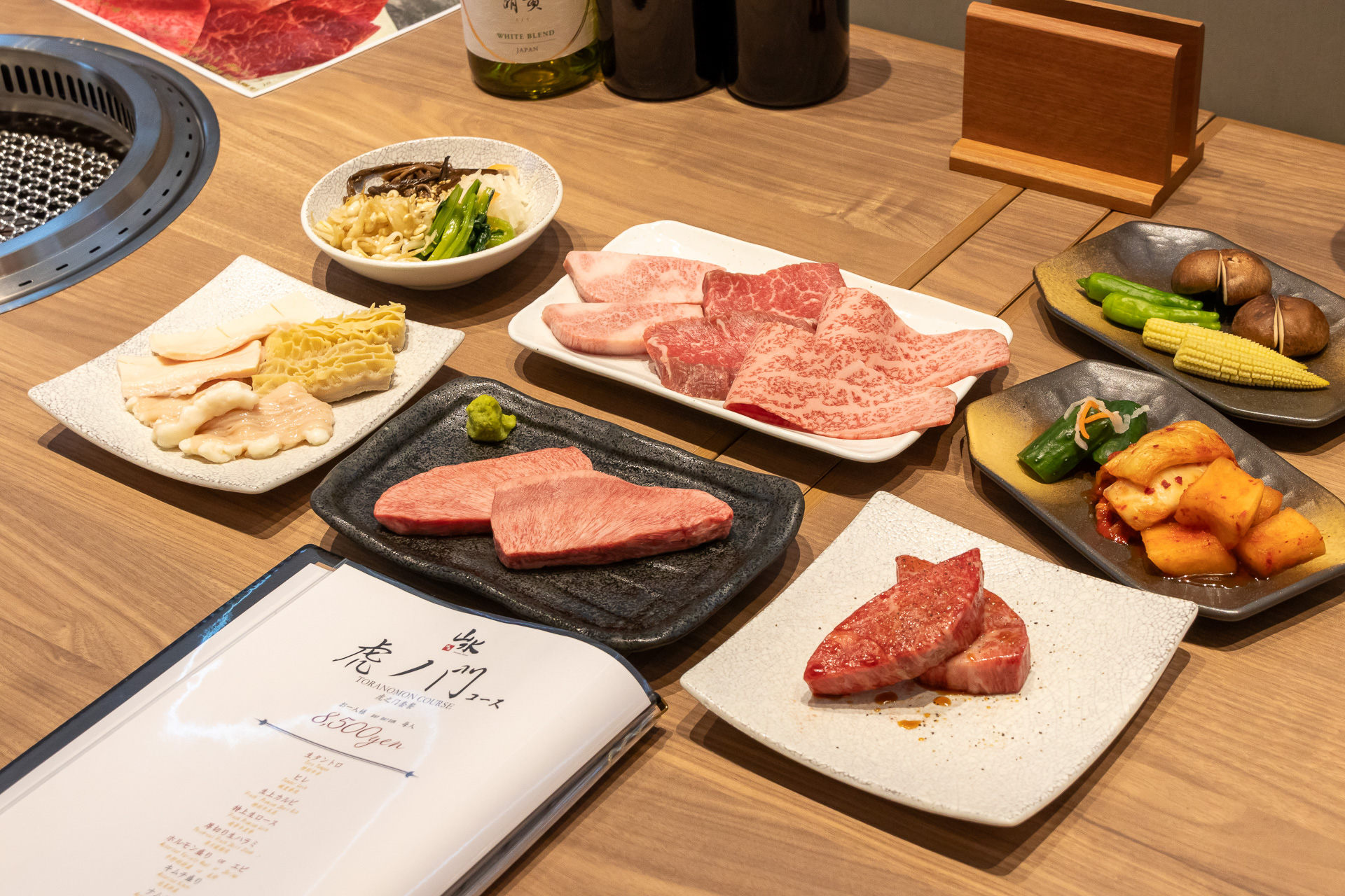 国分寺で長年店を構えてきた「焼肉山水」が虎ノ門エリアに登場。創業当時から美味しいお肉やタレにこだわってきた。とろけるような食感の生タントロがオススメとのこと