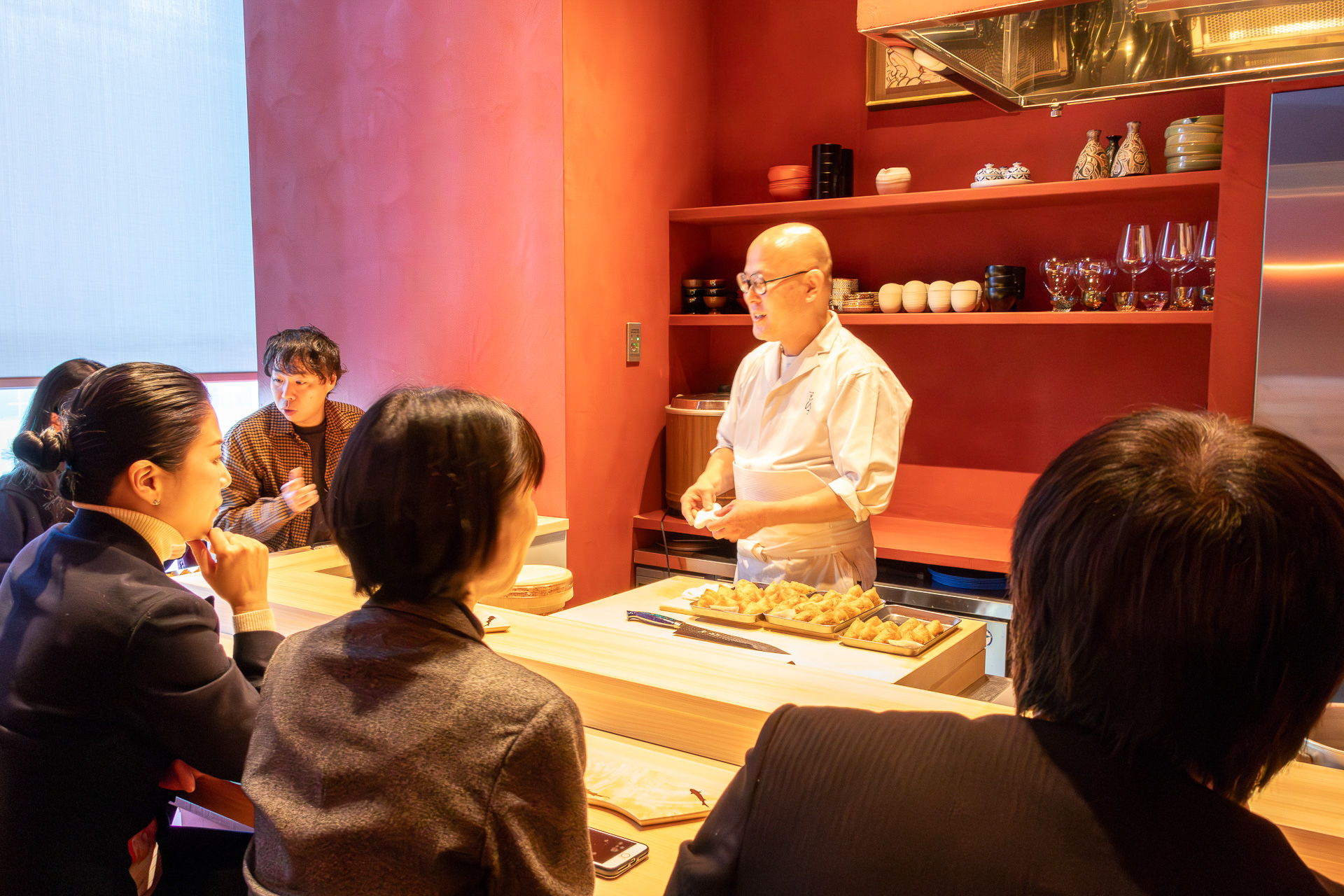 溝の口で愛されてきた「鮨 すがひさ」が虎ノ門エリアに移転。常連客の無茶振りから生まれた江戸前とタイ料理を掛け合わせた「変タイ鮨」に魅了される人が続出した。カウンター6席の完全予約制