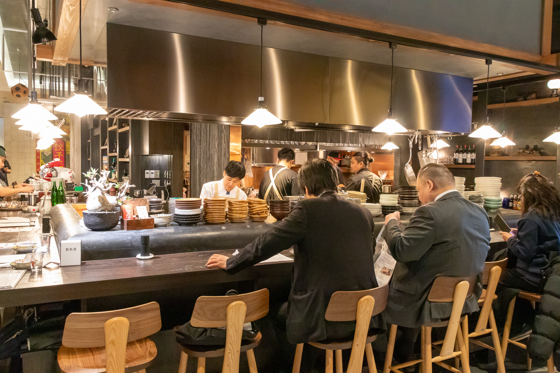 エスカレーターにほど近い「Lampada」はイタリア料理と大人の酒場をテーマにしている。切りたての生ハムや香味野菜と塊肉や内臓を使ったイタリア風の肉おでんが名物