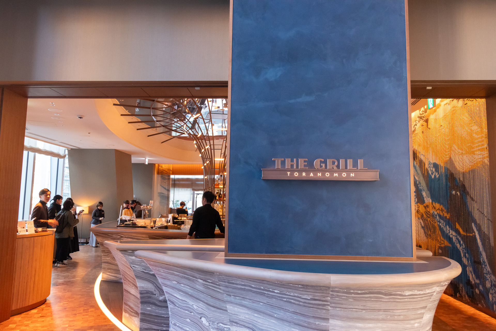 落ち着いた雰囲気の「THE GRILL TORANOMON」