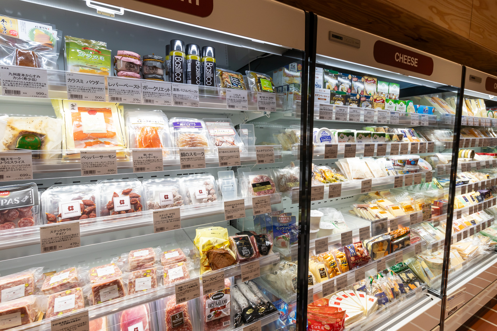弁当や総菜のほか、ソーセージやチーズといったオードブルも取り扱っている。お酒はウイスキーとワインを中心として数多くのボトルが並ぶ