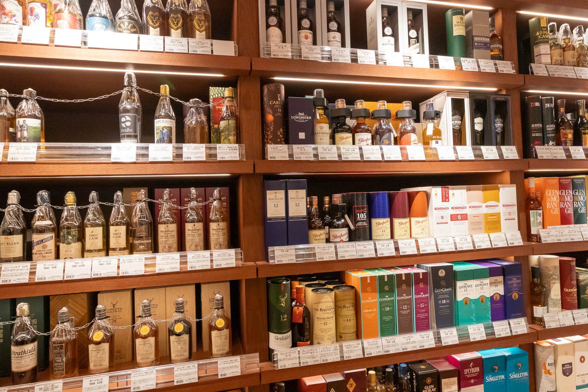 弁当や総菜のほか、ソーセージやチーズといったオードブルも取り扱っている。お酒はウイスキーとワインを中心として数多くのボトルが並ぶ