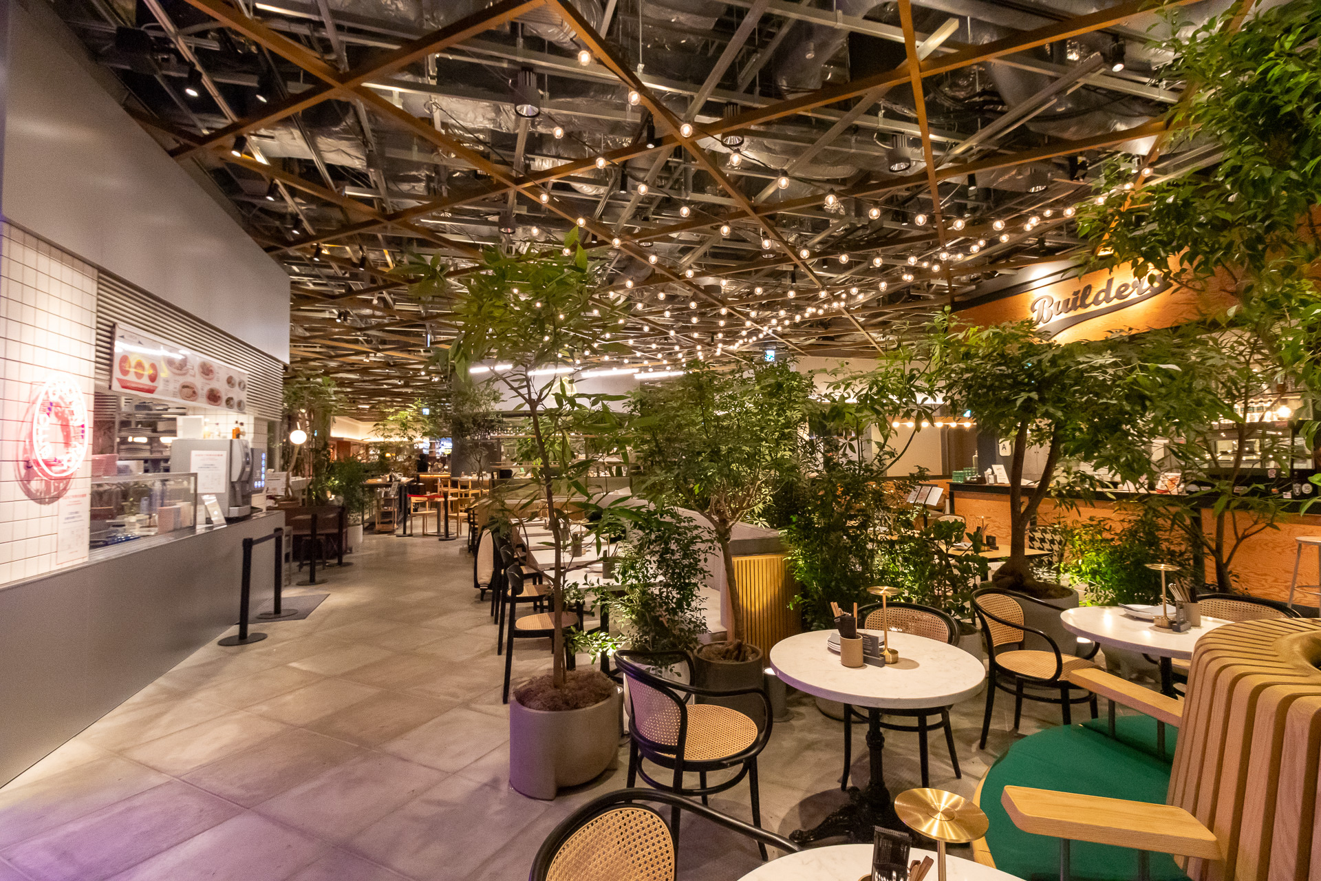 夕方までは自由に使えるパブリックテーブル。夜の時間帯は各店のメニューをオーダーできるレストランとして使われる