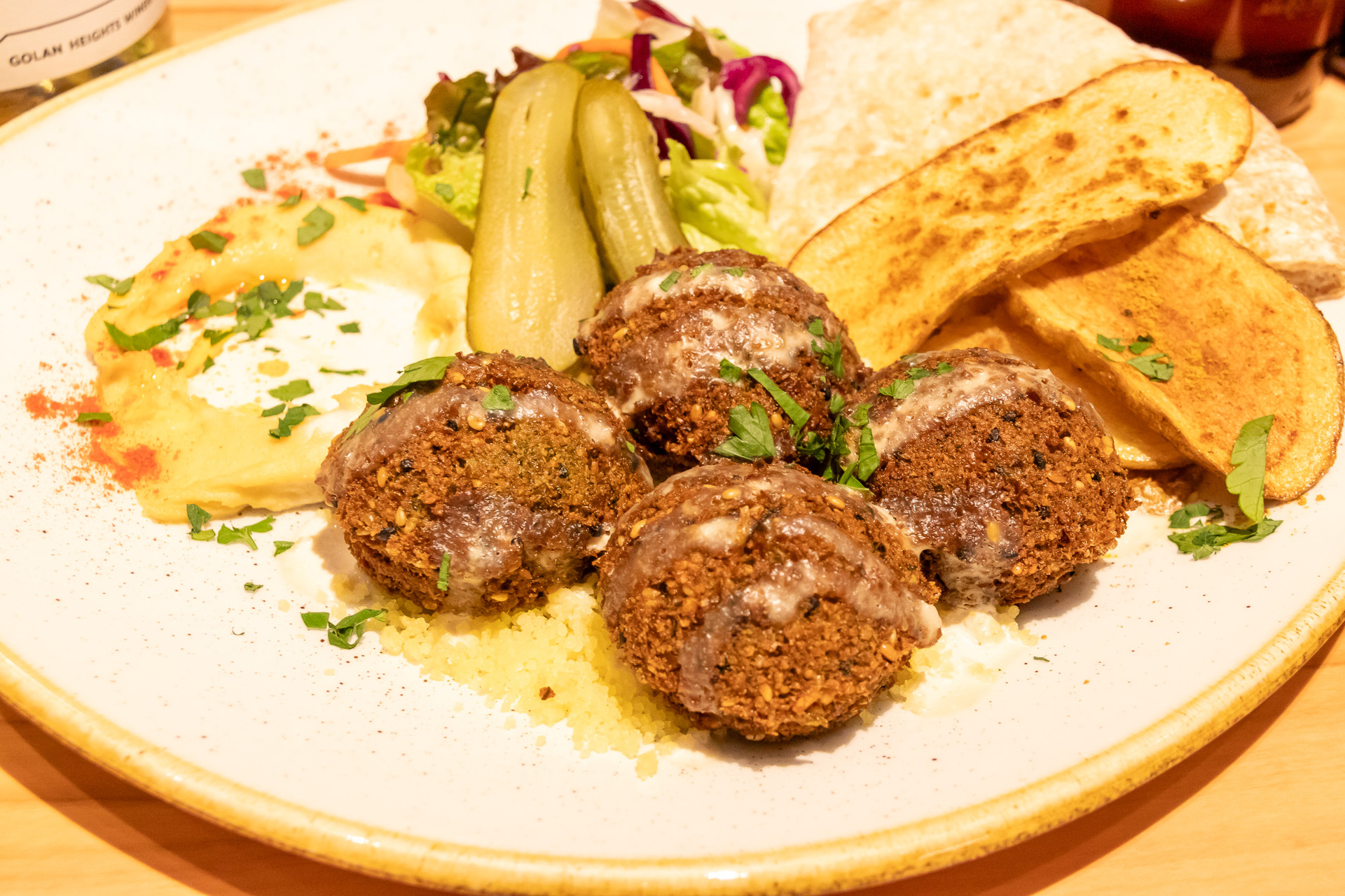 「Ta-im 虎ノ門」はイスラエルの家庭料理を提供するお店。写真はひよこ豆をベースにしたコロッケ「ファラフェル」をメインにしたプレート