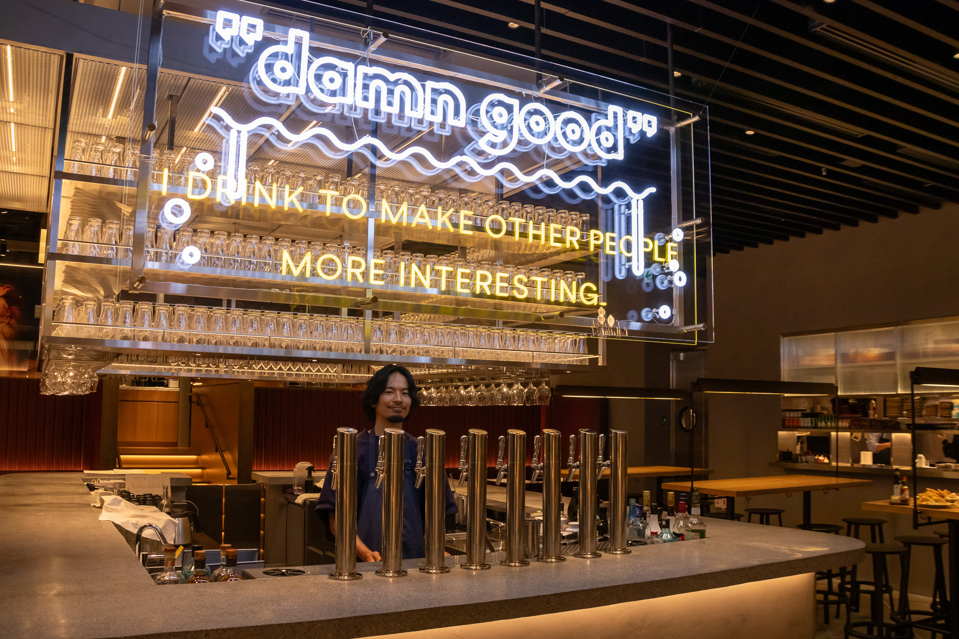 「dam brewery restaurant」はクラフトビールの醸造所を併設したブルワリーレストラン。フレッシュなビールを気軽に楽しめる