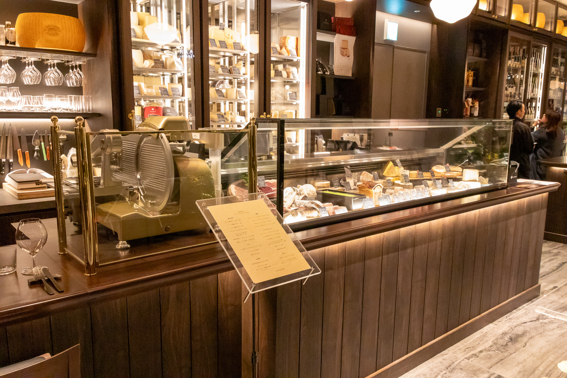 「LAMMAS / ISTINTO」はチーズとワインを手軽に楽しめるカウンタースタイルのバー＆ショップ。特注のショーケース内にはヨーロッパチーズが90種類以上陳列されており、オーダーごとにカットして提供する
