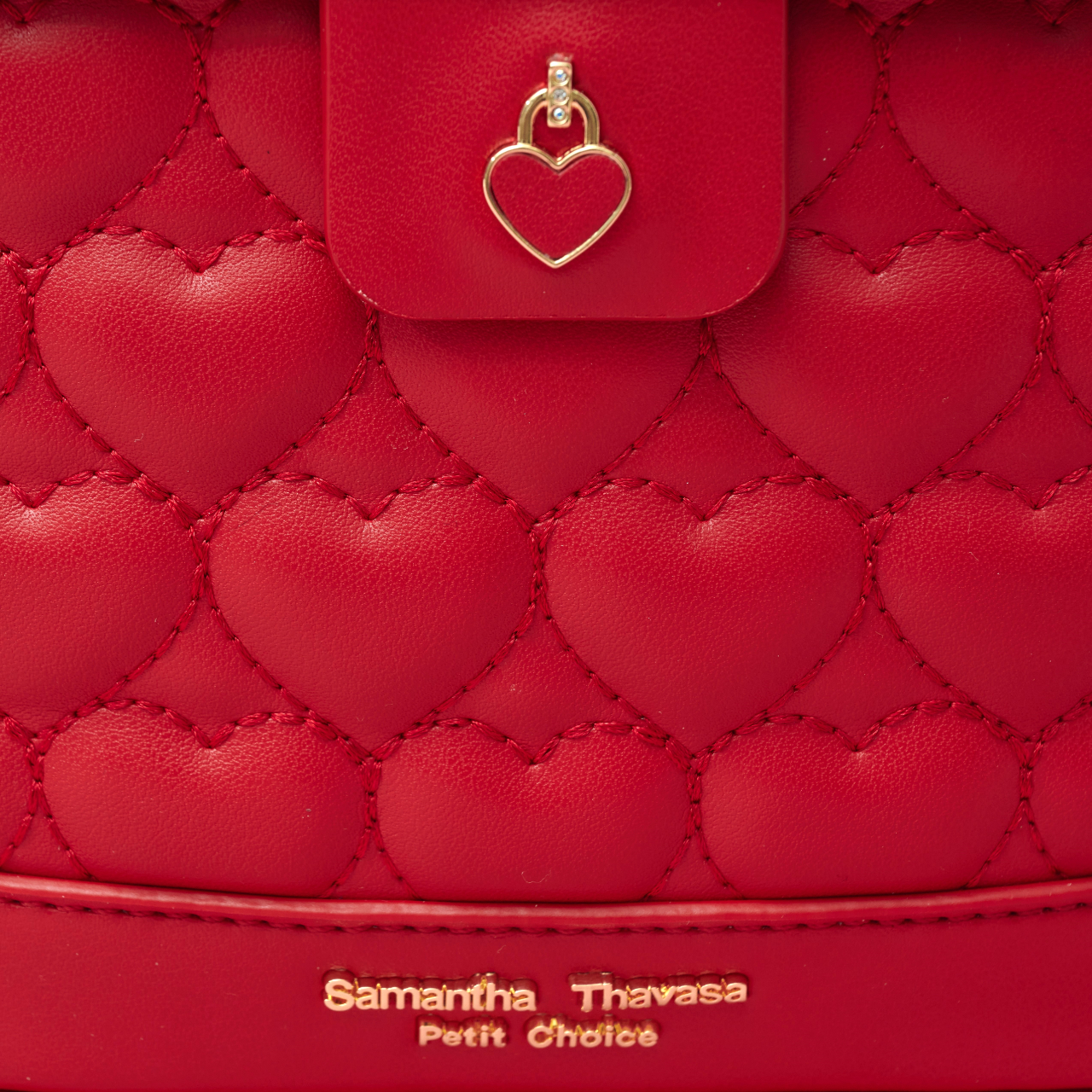 トレンドの「バニティバッグ」はぷっくりしたハートのキルティング素材。ハートの南京錠もキラリ