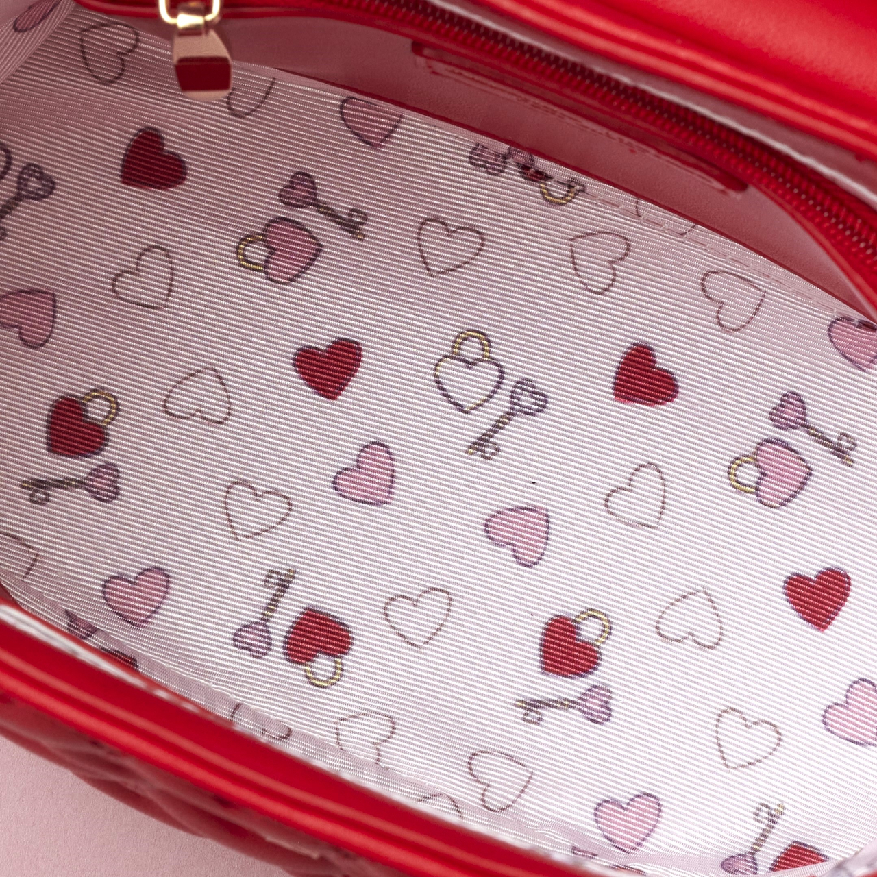 裏地はバレンタインらしいオリジナル総柄。ファスナーポケットを完備し、コンパクトながら小物をしっかり収納できるサイズ感（19.3×14.5×9.5cm、持ち手上がり5.5cm、ショルダー104～124cm）