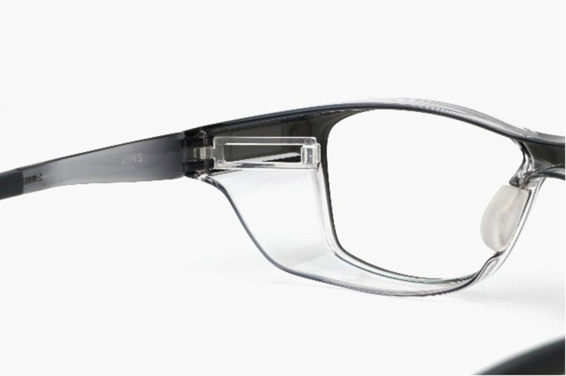 MOISTは高保潤スポンジを内蔵したウォーターポケットを搭載し、目の周りの潤いが裸眼に比べて約20％アップ。花粉対策だけでなく乾燥対策もでき、フィット感も調整できる