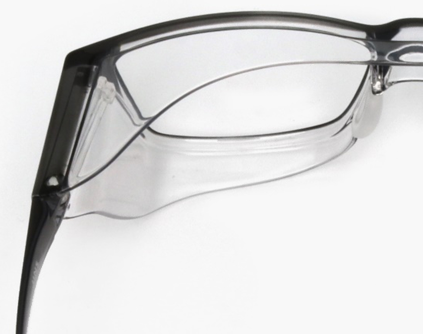 MOISTは高保潤スポンジを内蔵したウォーターポケットを搭載し、目の周りの潤いが裸眼に比べて約20％アップ。花粉対策だけでなく乾燥対策もでき、フィット感も調整できる