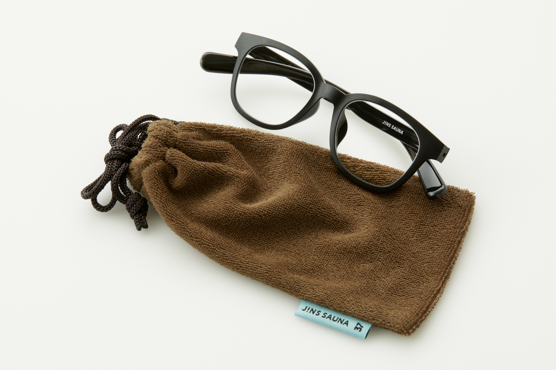 サウナマットや水風呂をイメージしたパイル地のソフトケース付き