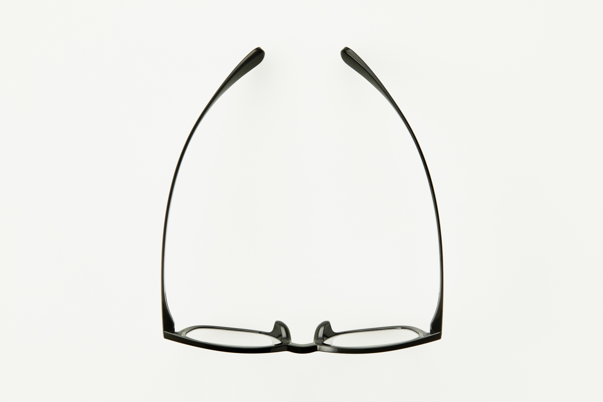 弾力性のあるテンプル（つる）が頭をしっかりホールド