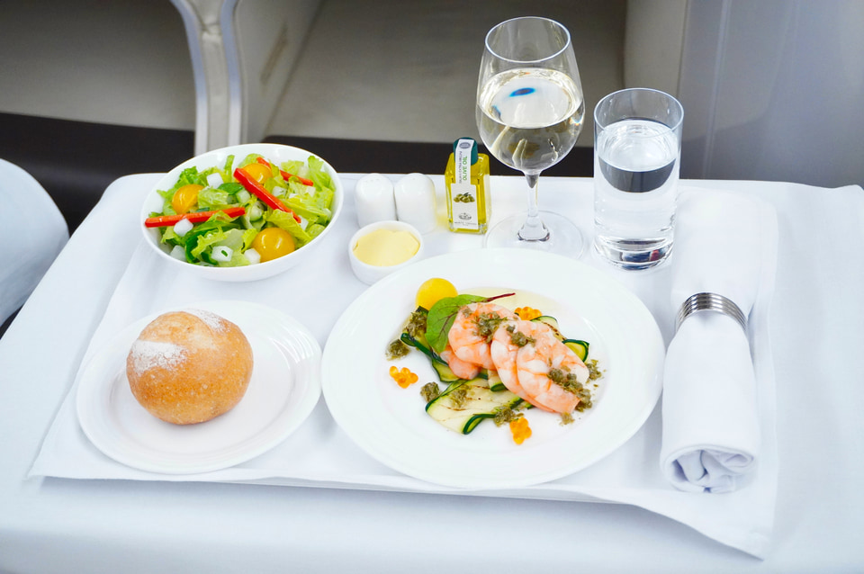 エミレーツ航空、ファーストクラスと機内ラウンジもやっぱり豪華！ 超