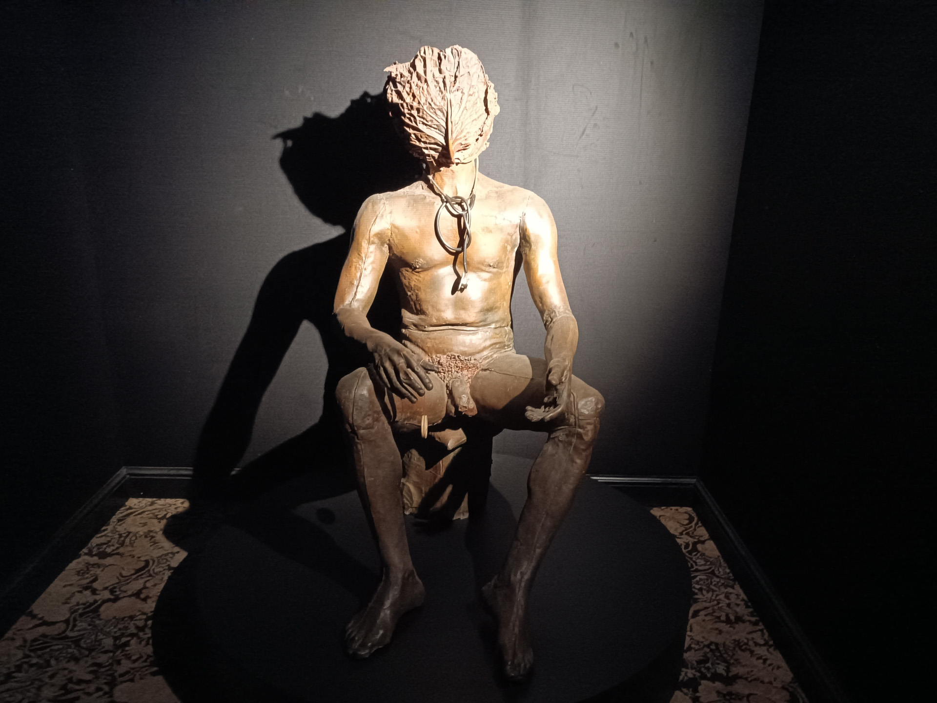 ゲンズブールがアルバムのジャケットにも使ったキャベツ頭の男の彫刻と、トレードマークの服装でジタンのタバコを持ったゲンズブール人形