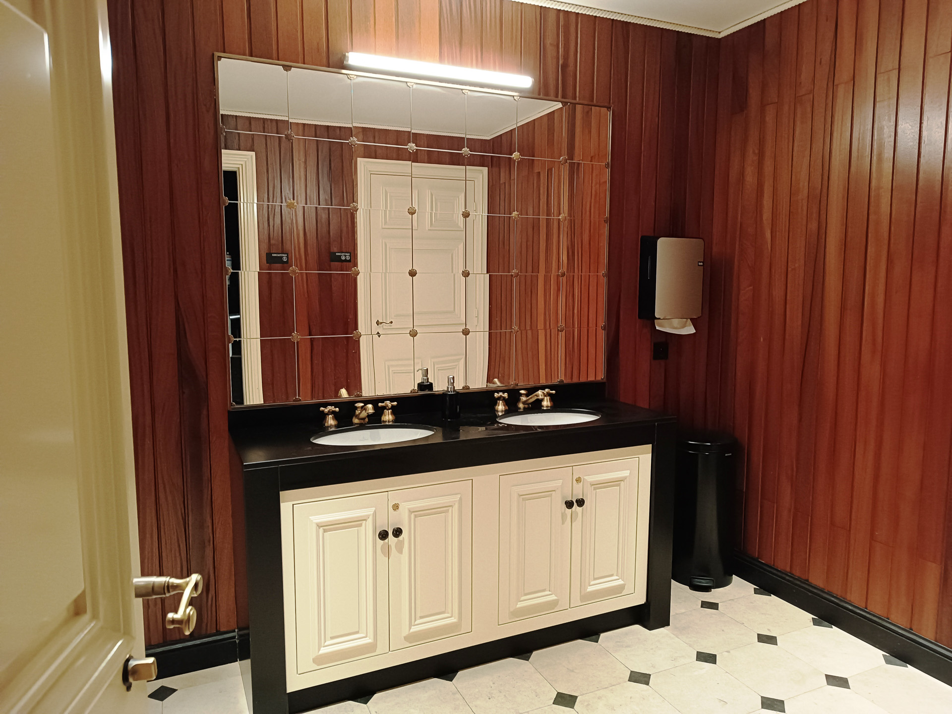 カフェバーとそのトイレの鏡は、ゲンズブールの家の寝室にあったもの、トイレの洗面台は浴室に、床のタイルは家にあったものと同じようなデザイン