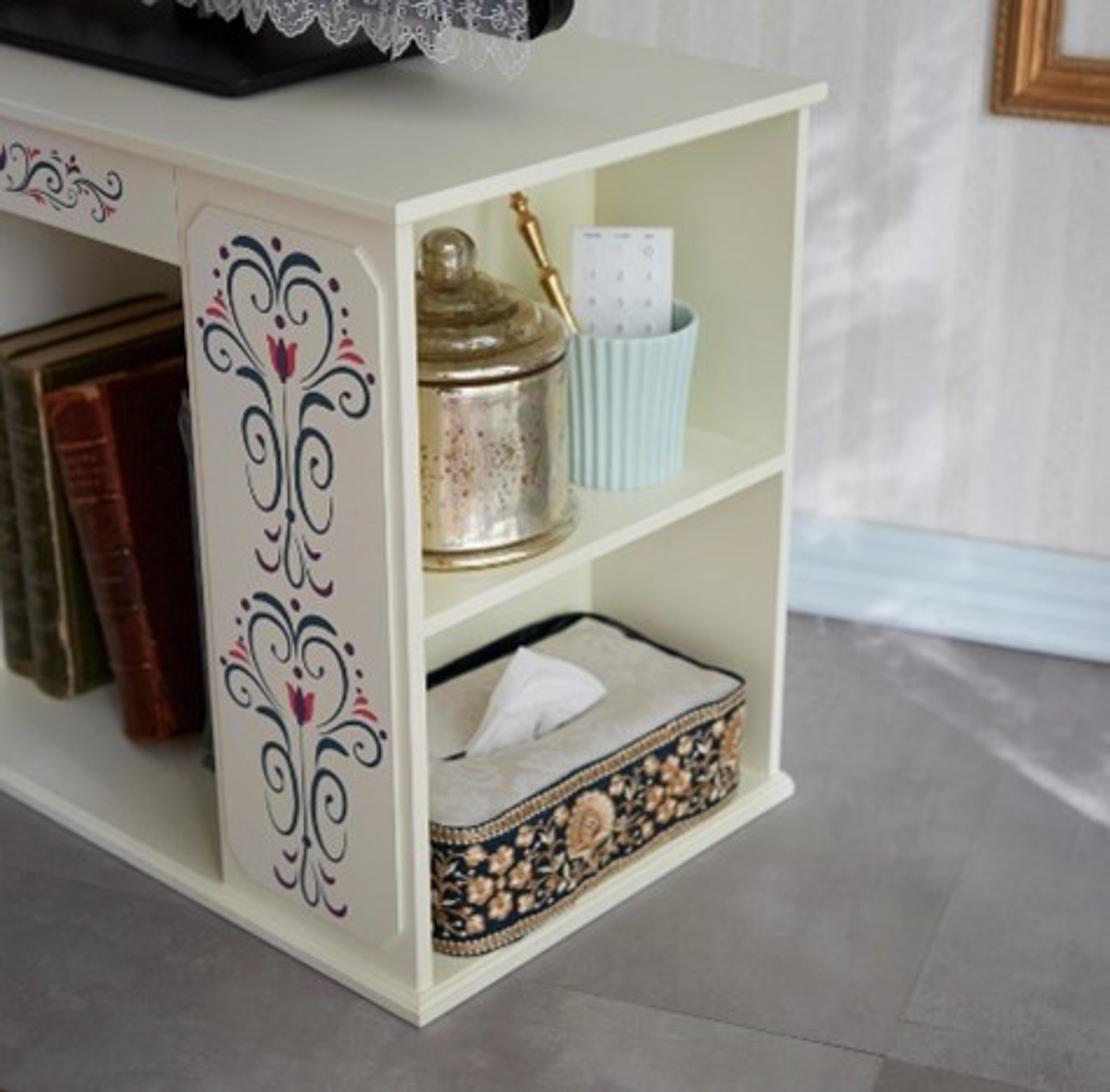 サイドにも棚を用意し、収納力も抜群