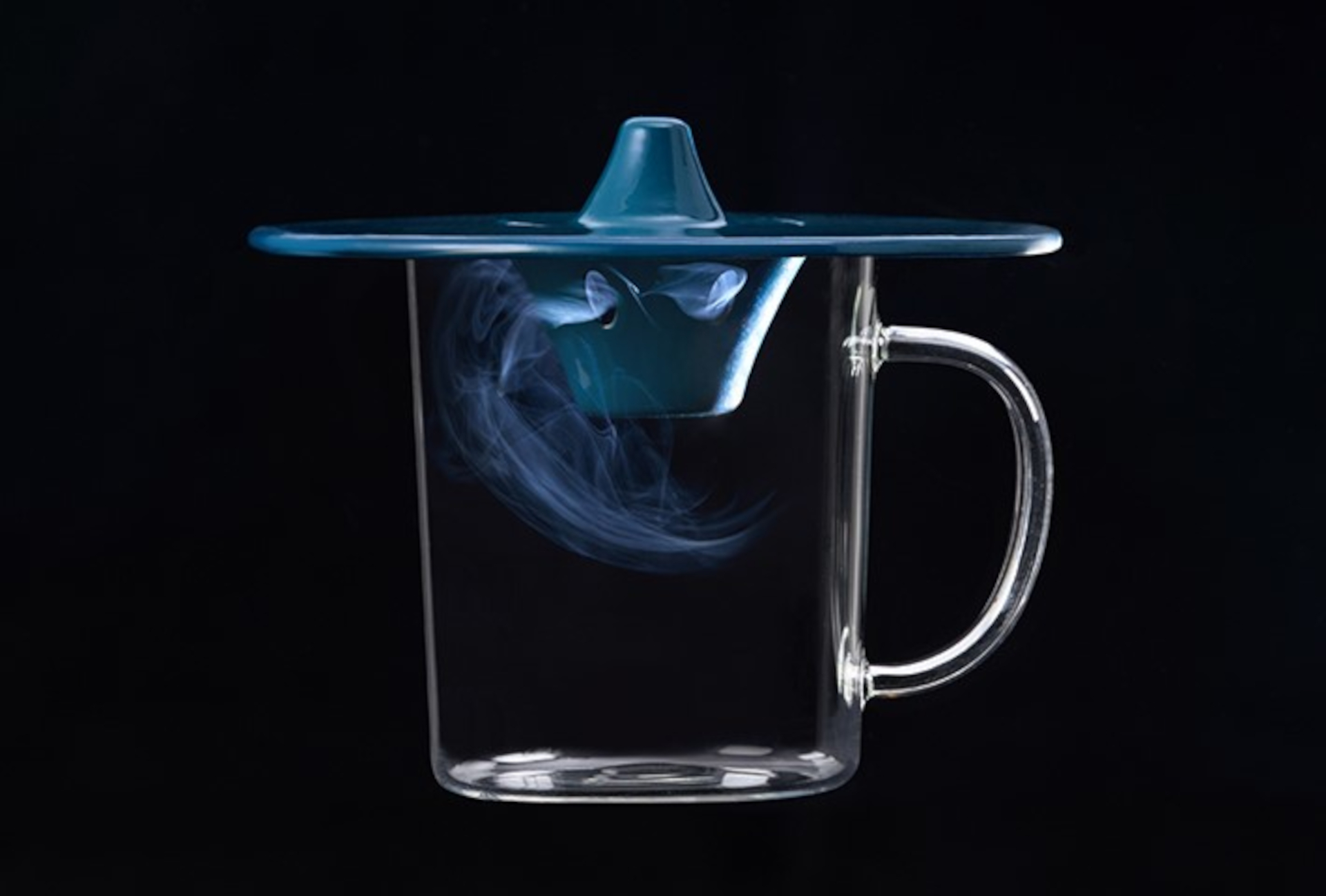 透明のコップで使用すると、煙の様子も楽しめる