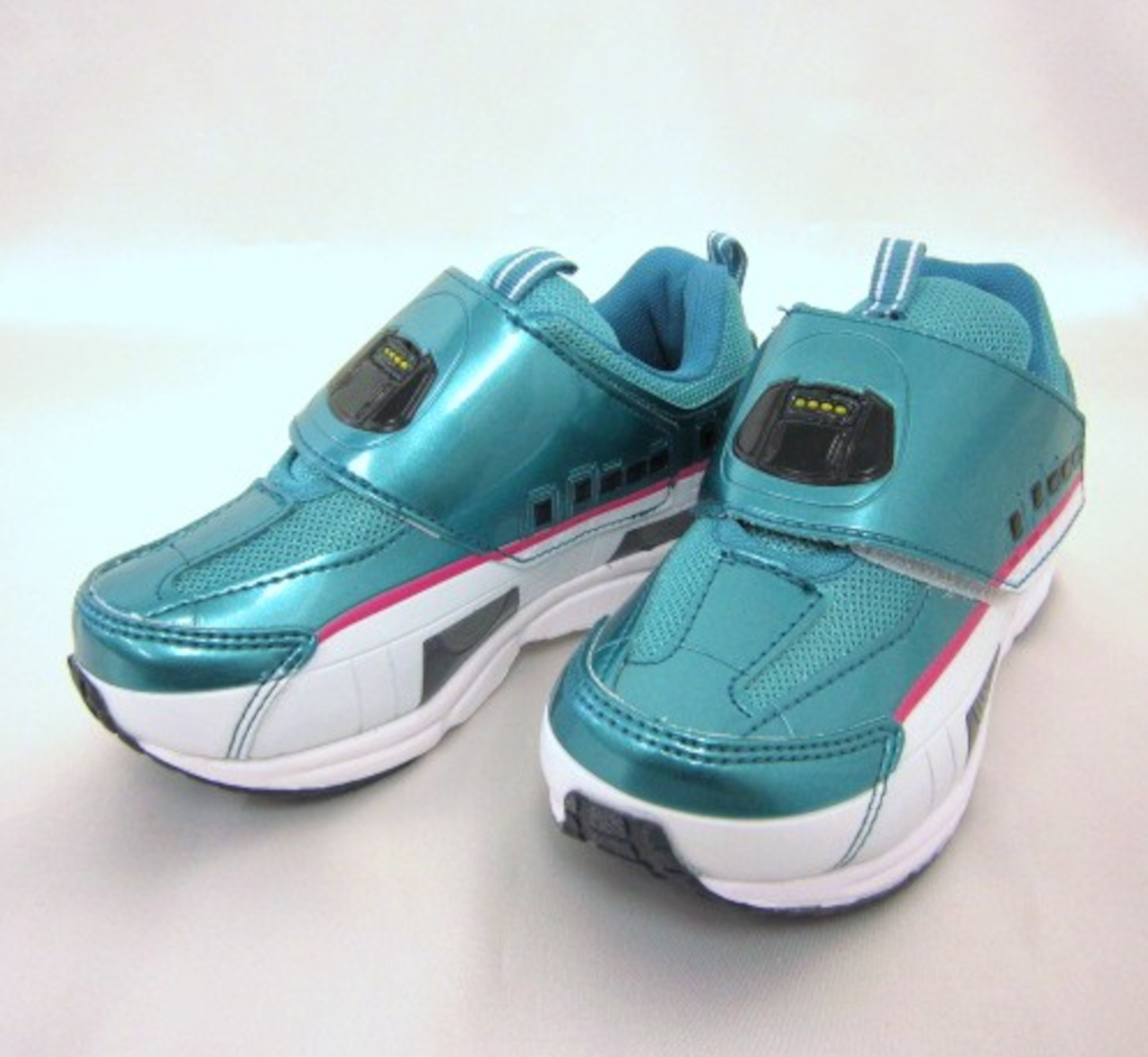 プラレール スニーカー マジックテープ式 E5系 新幹線はやぶさ 15～18cm（各サイズ3499円）