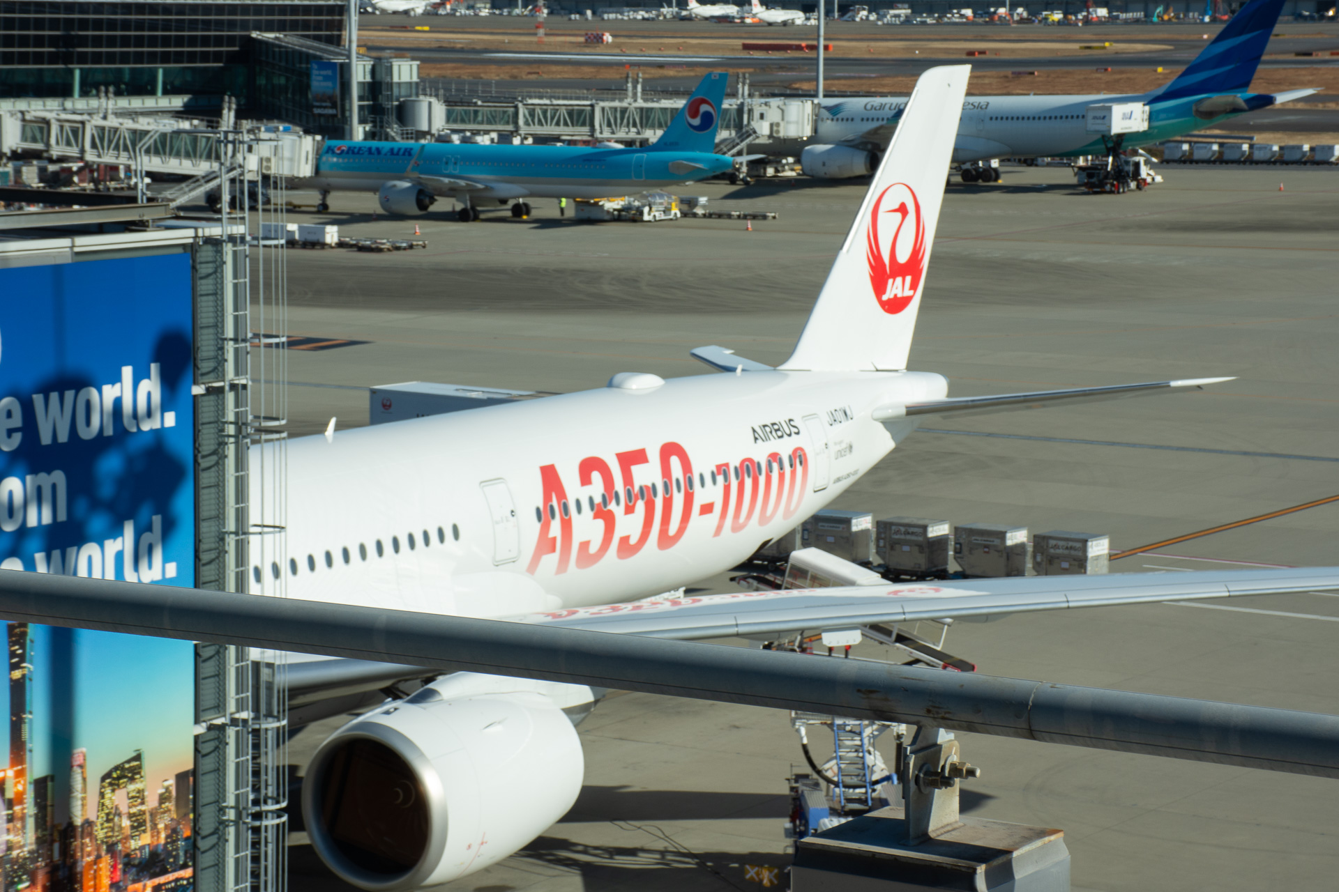 初便の乗客の搭乗を待つA350-1000型機