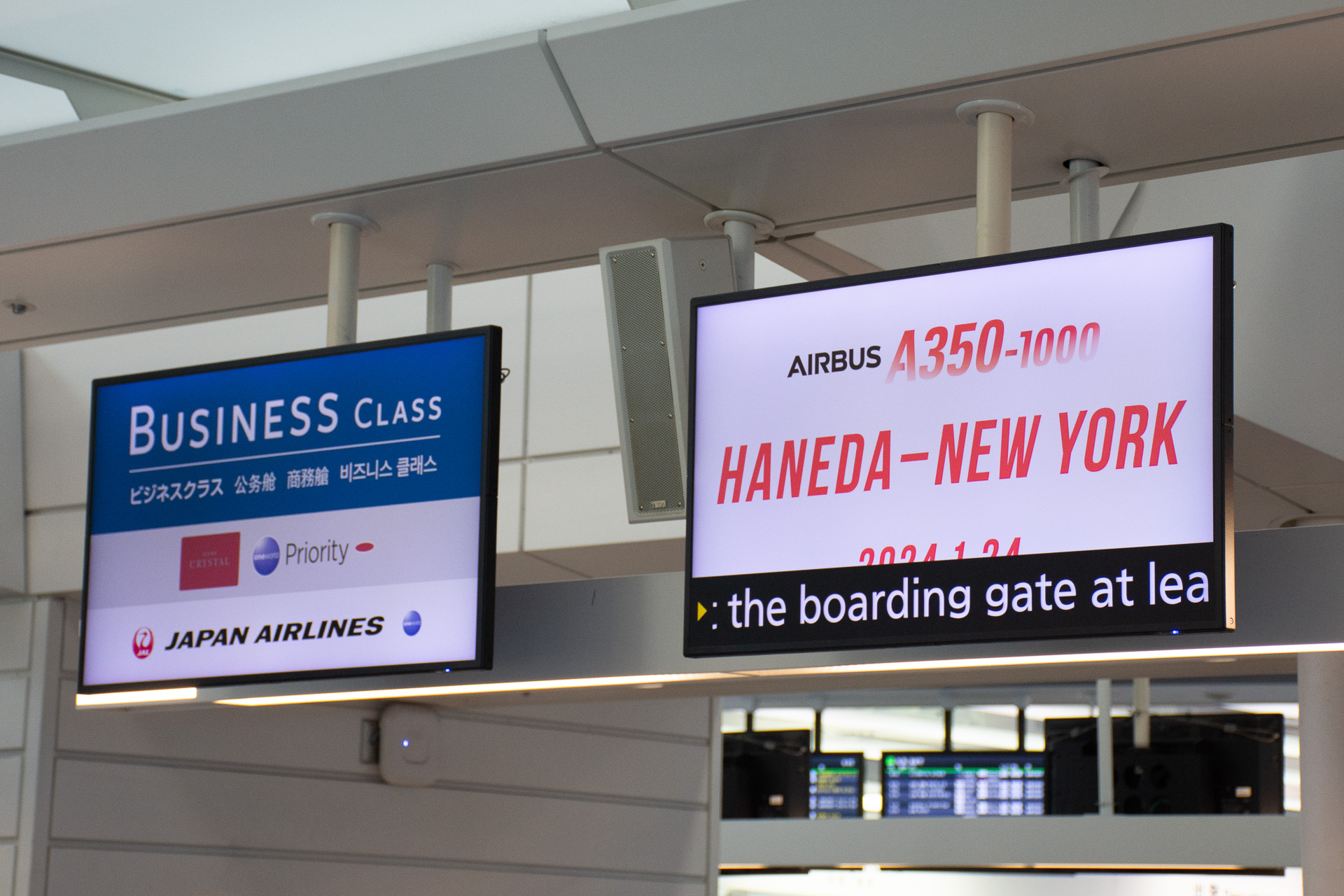 チェックインカウンターでもA350-1000の投入をアピールしていた