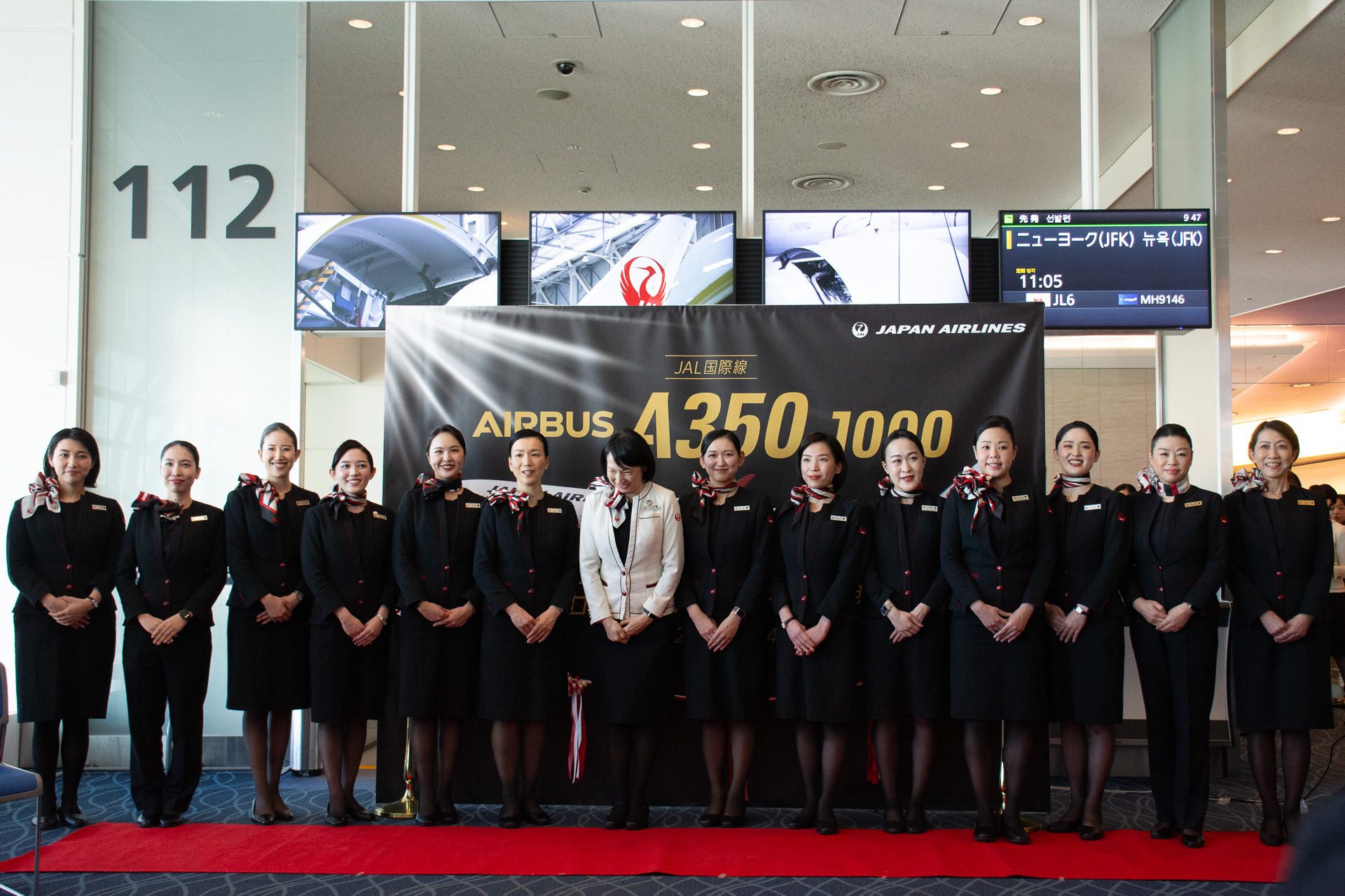 初便の客室を担当するクルー