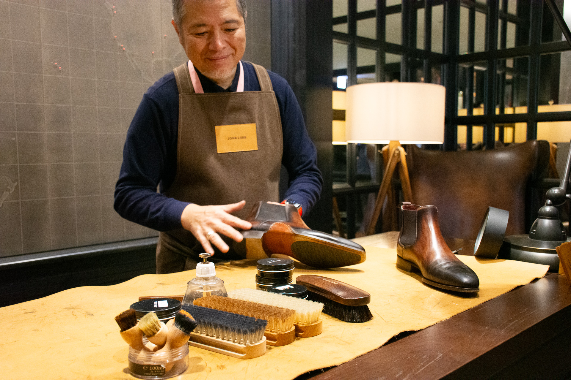 ファーストクラスラウンジではシューポリッシュ（靴磨き）サービスを本格的にスタート。履いたまま磨くのではなく、預けて引き取りに行く方式