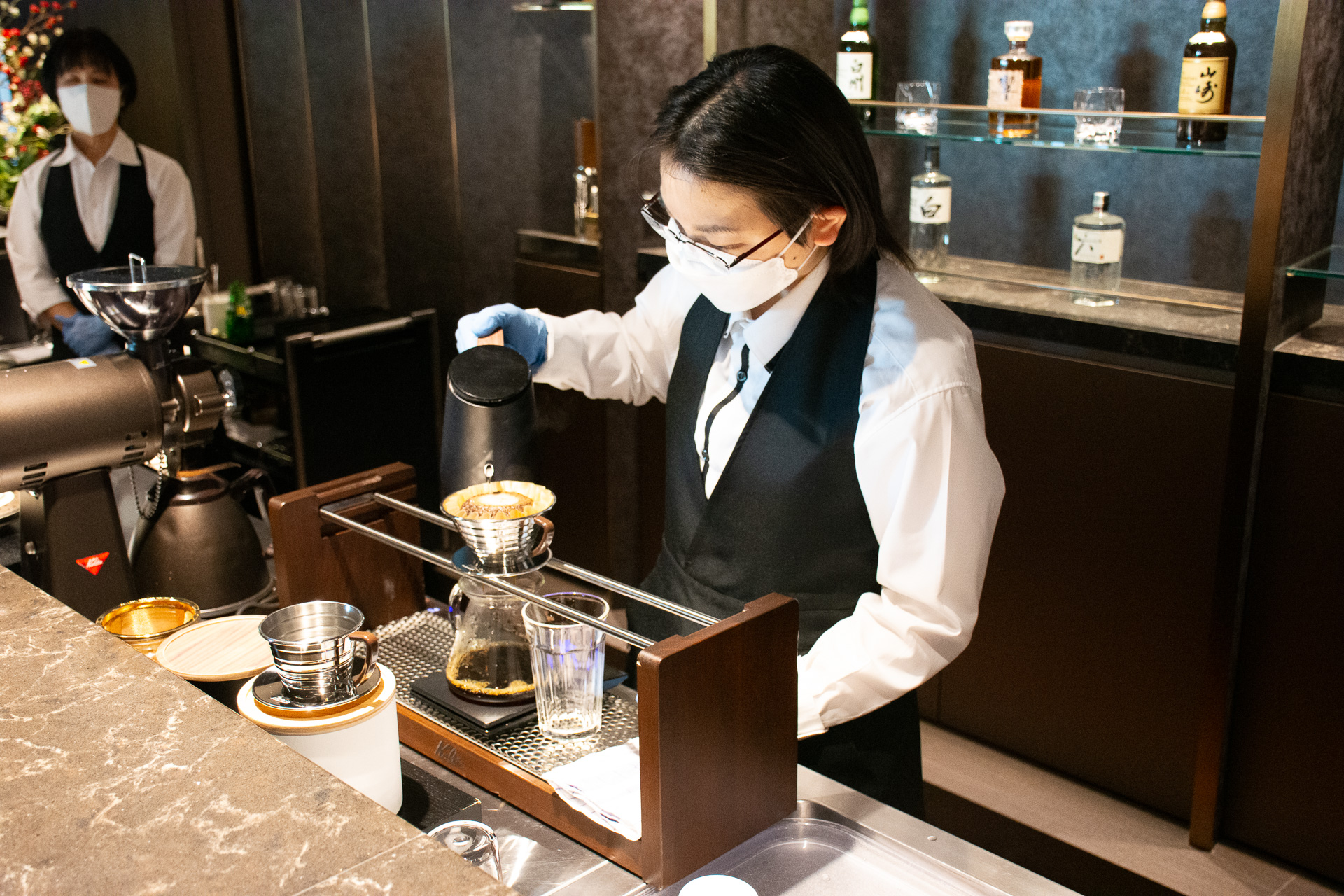 5階のJAL's SALONのバーカウンターで始まったコーヒーのハンドドリップサービス。一度に3杯までしか落とさないというこだわりの抽出