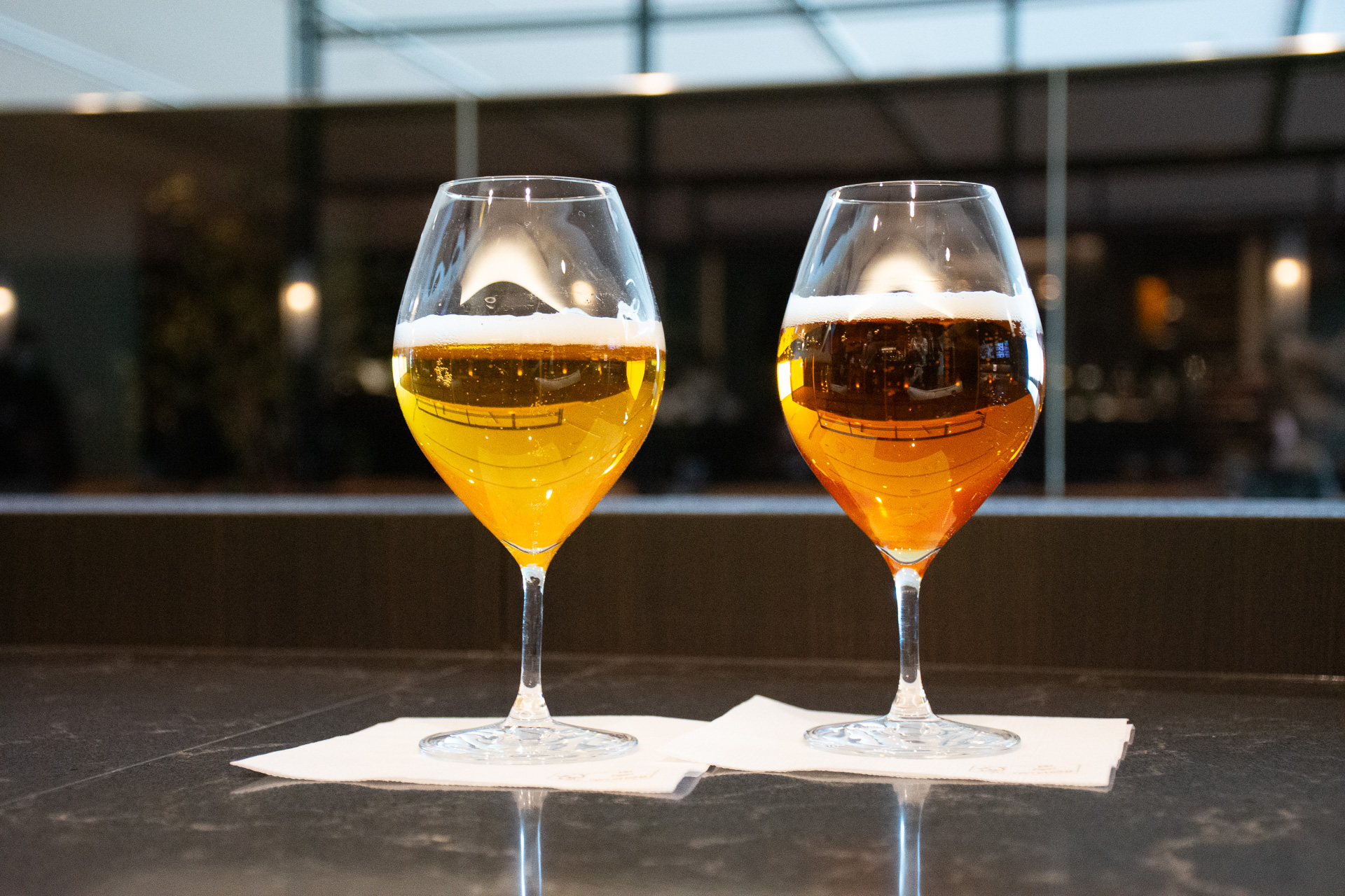 こちらも1月24日から提供しているビール「ブルックリンラガー」（左）と「ブルックリンディフェンダーIPA」（右）