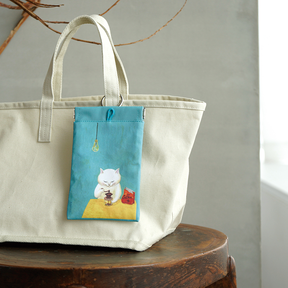 カラビナでバッグに取り付け可能