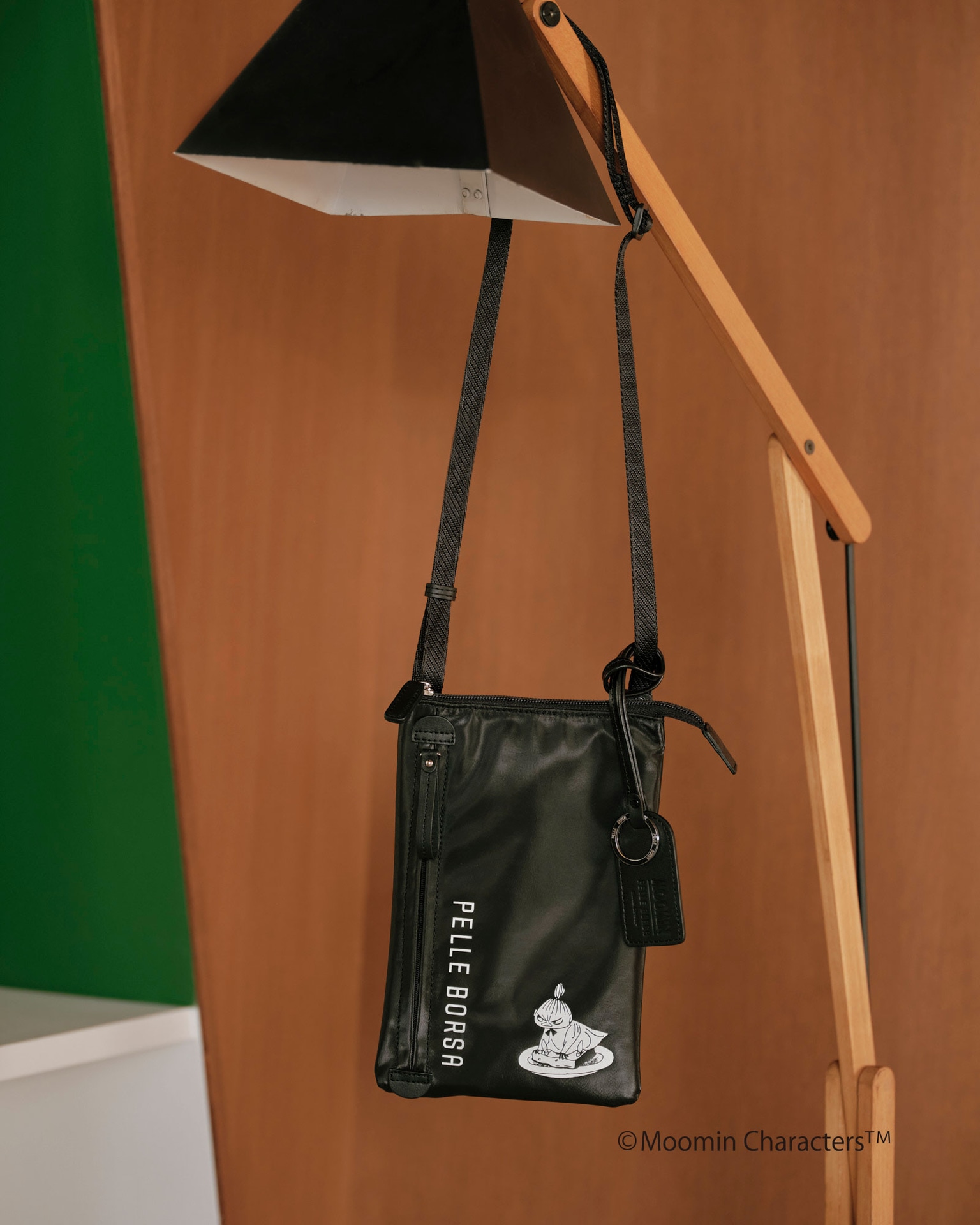 前後のポケットに荷物を分けて収納できる軽くて薄い「縦型ポシェット」