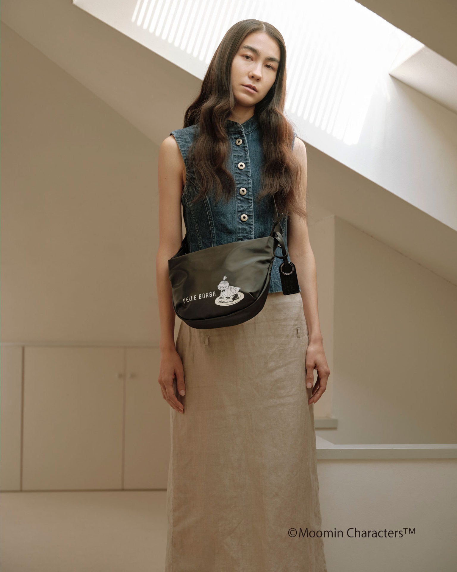 大人のリラックススタイルに馴染む「コンパクトラウンドショルダー」