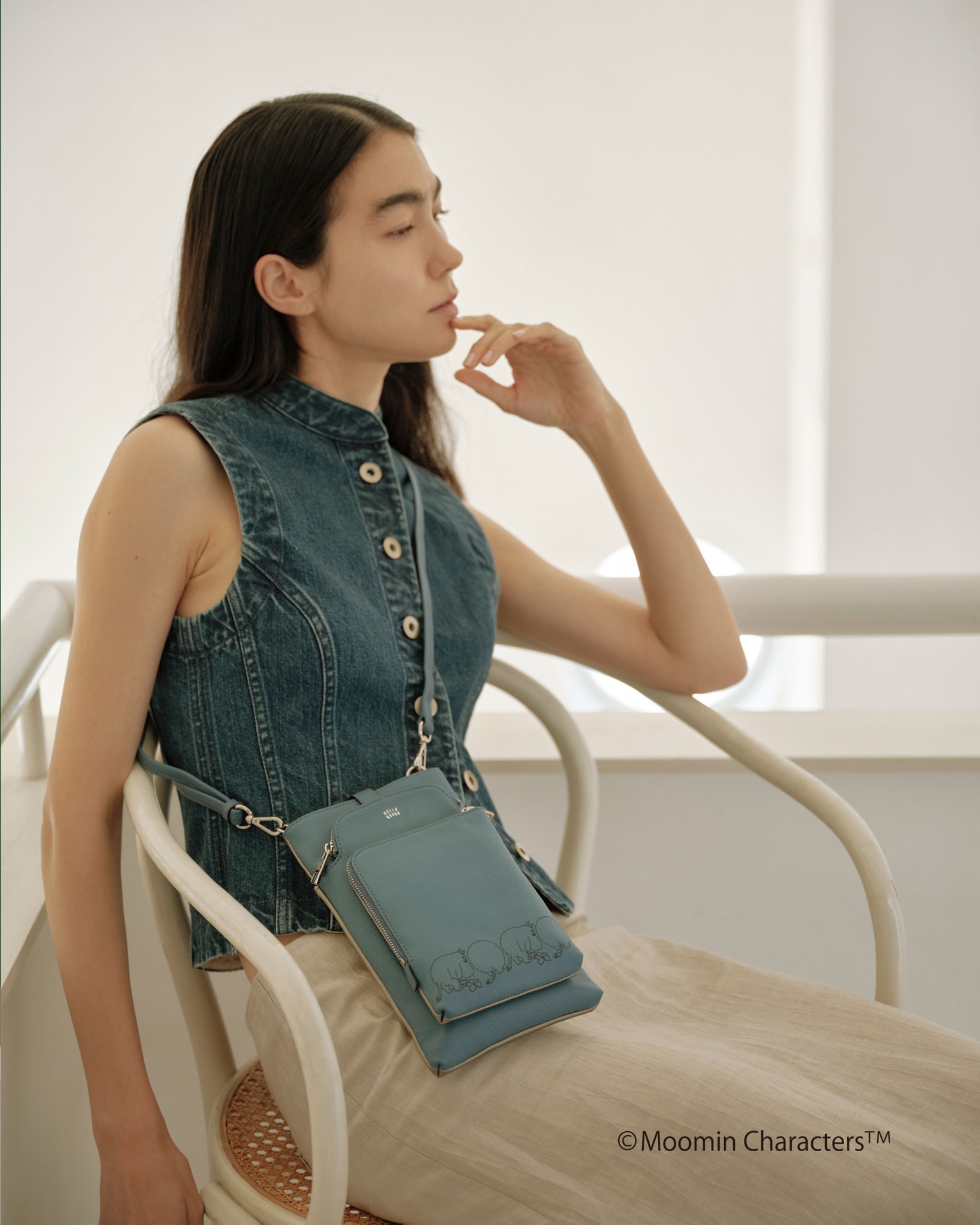 「スリムポシェット」には長財布がスッキリ収まり、ポケットごとに細かく物入れできる