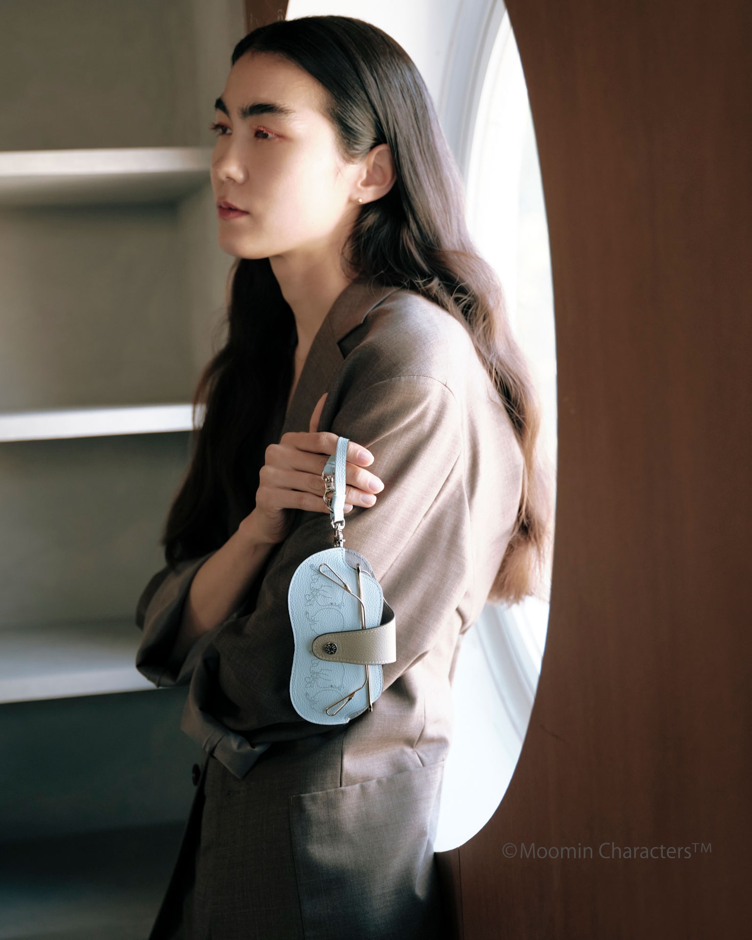 眼鏡をかわいくバッグに提げられる「ストラップ付きめがねケース」