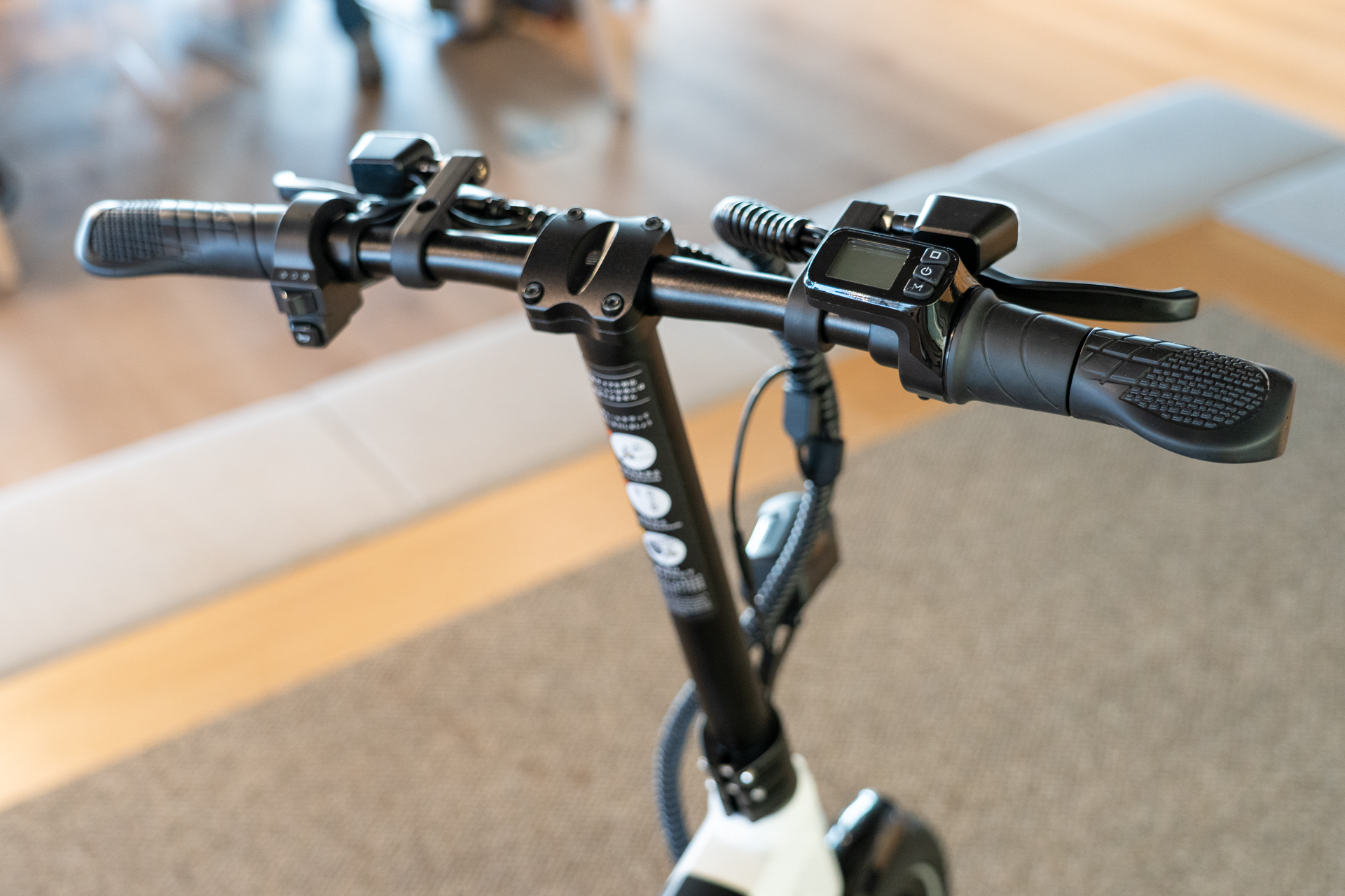 2輪座り乗りタイプの「特定小型原動機付自転車」のシェアリングサービスは国内初