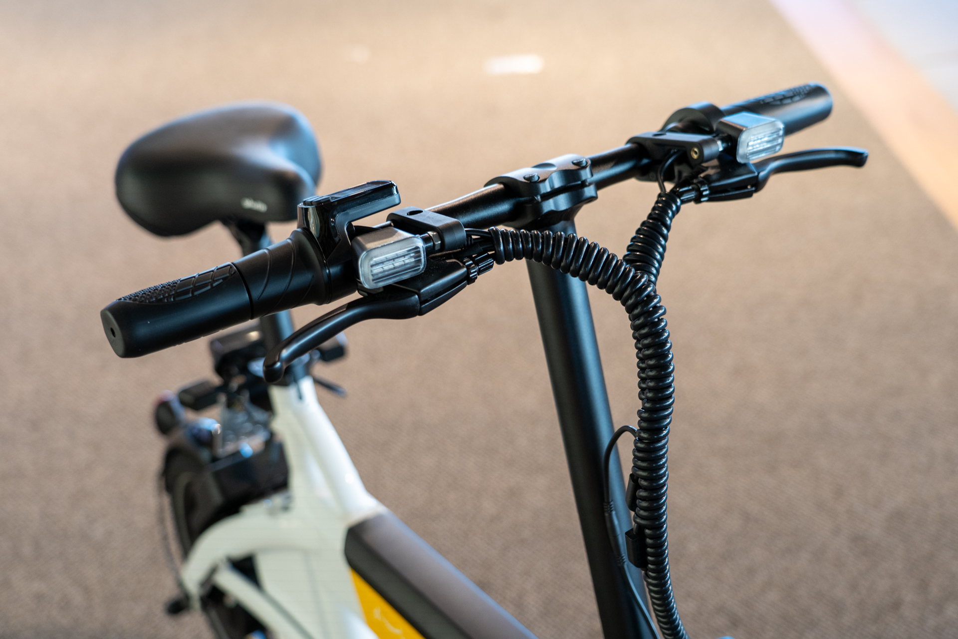 2輪座り乗りタイプの「特定小型原動機付自転車」のシェアリングサービスは国内初