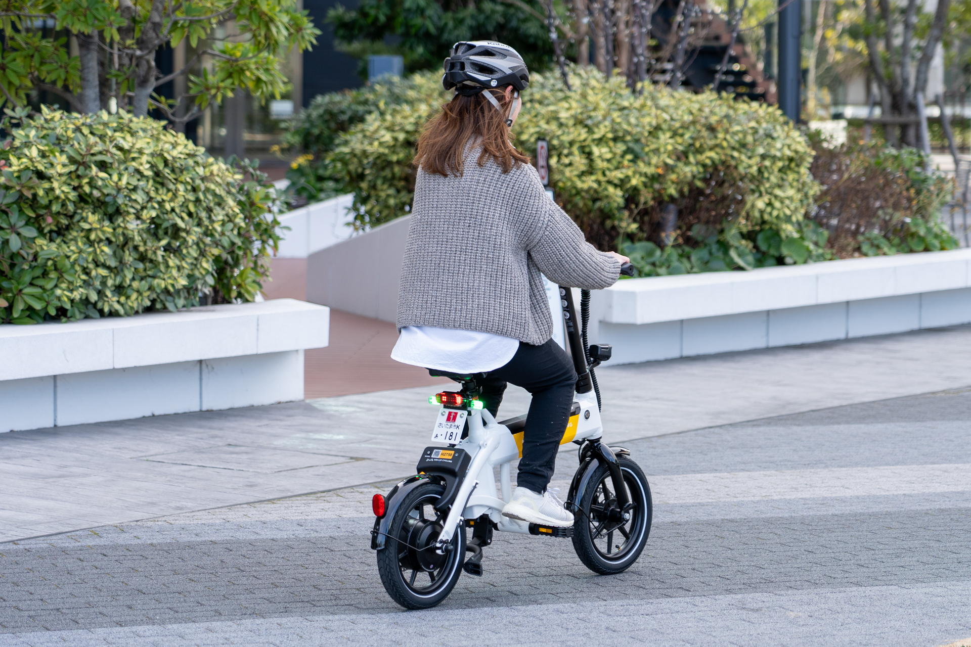 車体前方にもあるが、ナンバープレートの上の緑色のライトは「最高速度表示灯」。点灯していたら20km/hの車道モード、点滅していたら6km/hの歩道モード