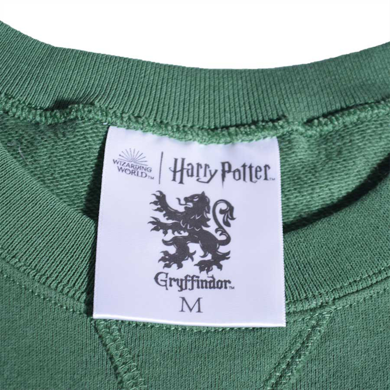 襟元にはグリフィンドール寮を象徴する「獅子」のタグ付き