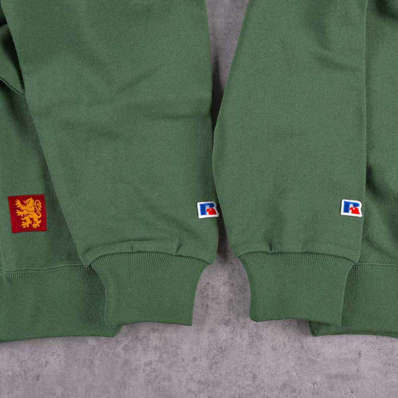 裾には獅子のタグとラッセルアスレティックのロゴマークも