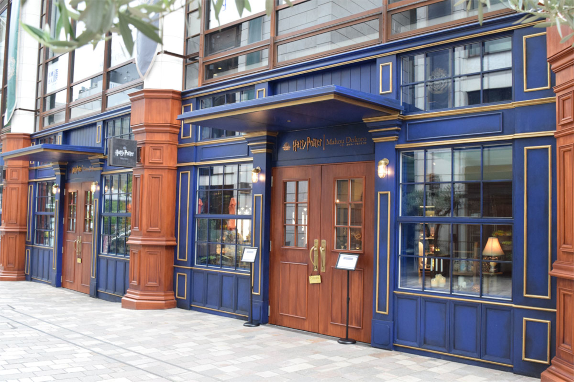 店舗は「ハリー・ポッター マホウドコロ 赤坂 Wizarding World Street店」（左）と「ハリー・ポッター マホウドコロ 栄公園店」（右）の2か所。2月2日～4月7日には「ハリー・ポッター マホウドコロ POP-UP STORE inアミュエスト」も営業
