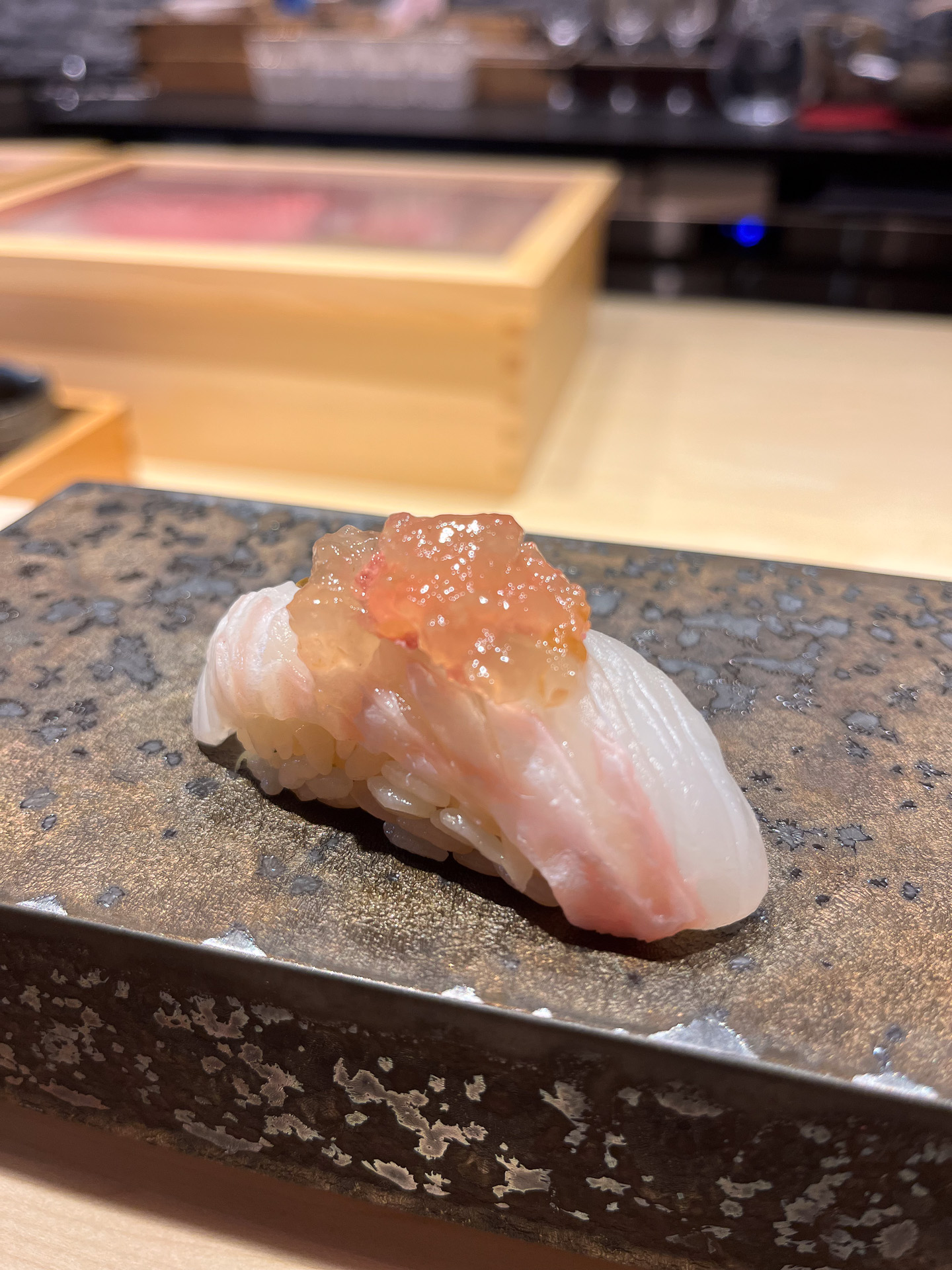 五感で春を感じるヒラメの握り