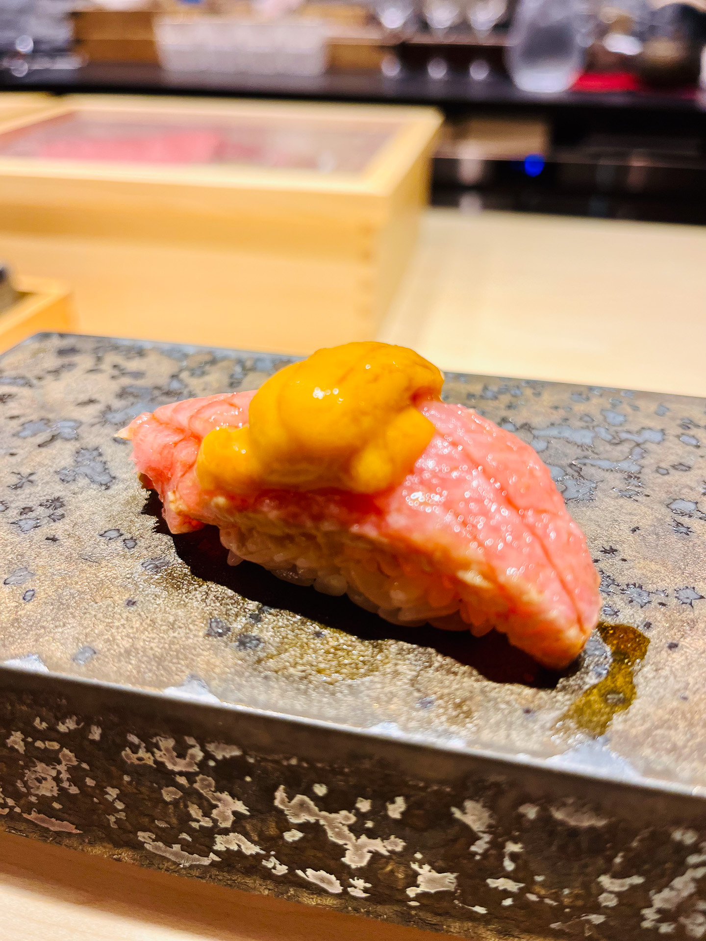 炙り漬け大トロにウニを乗せて……